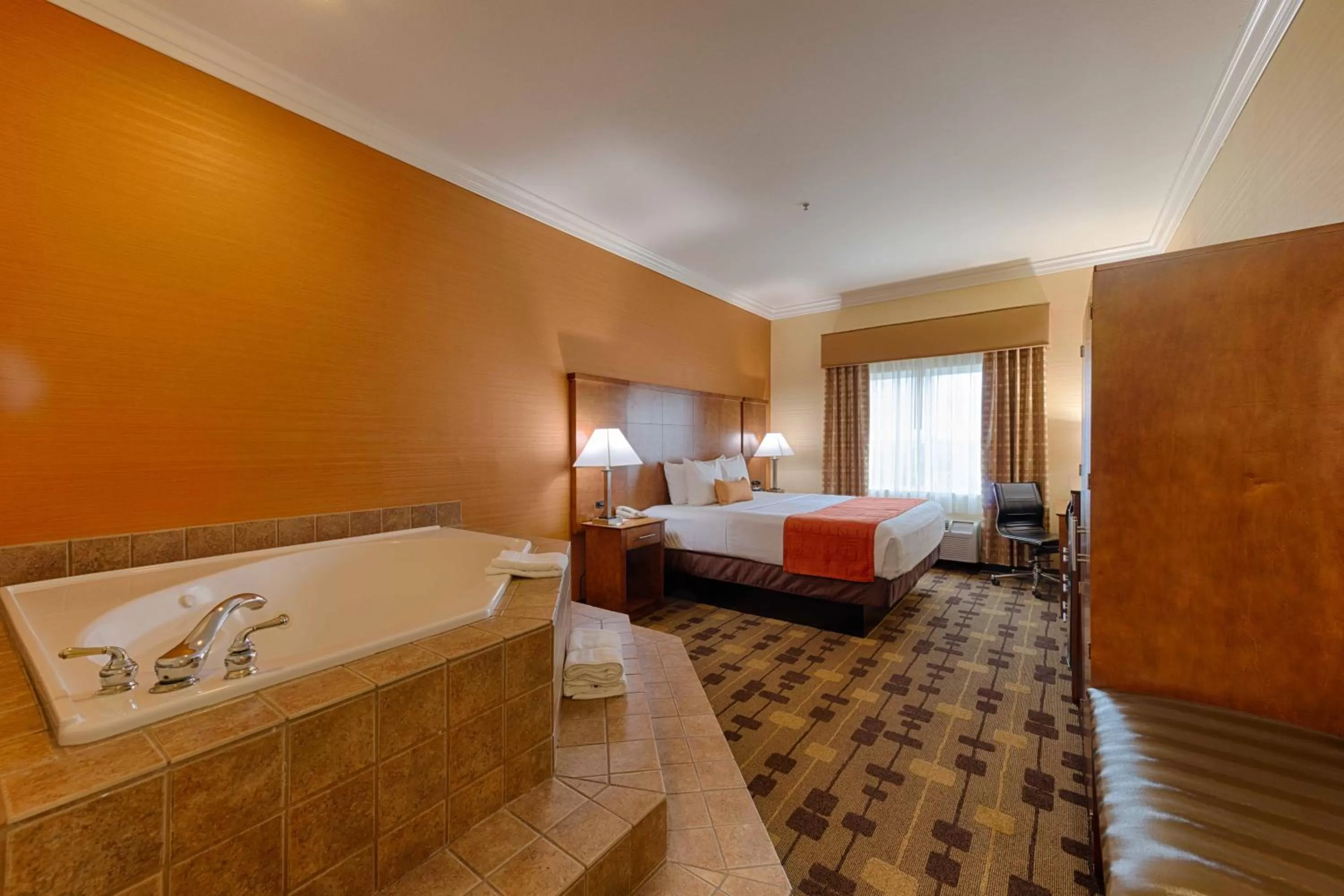 King Room with Spa Bath - Non-Smoking in Best Western Plus Delta Inn & Suites