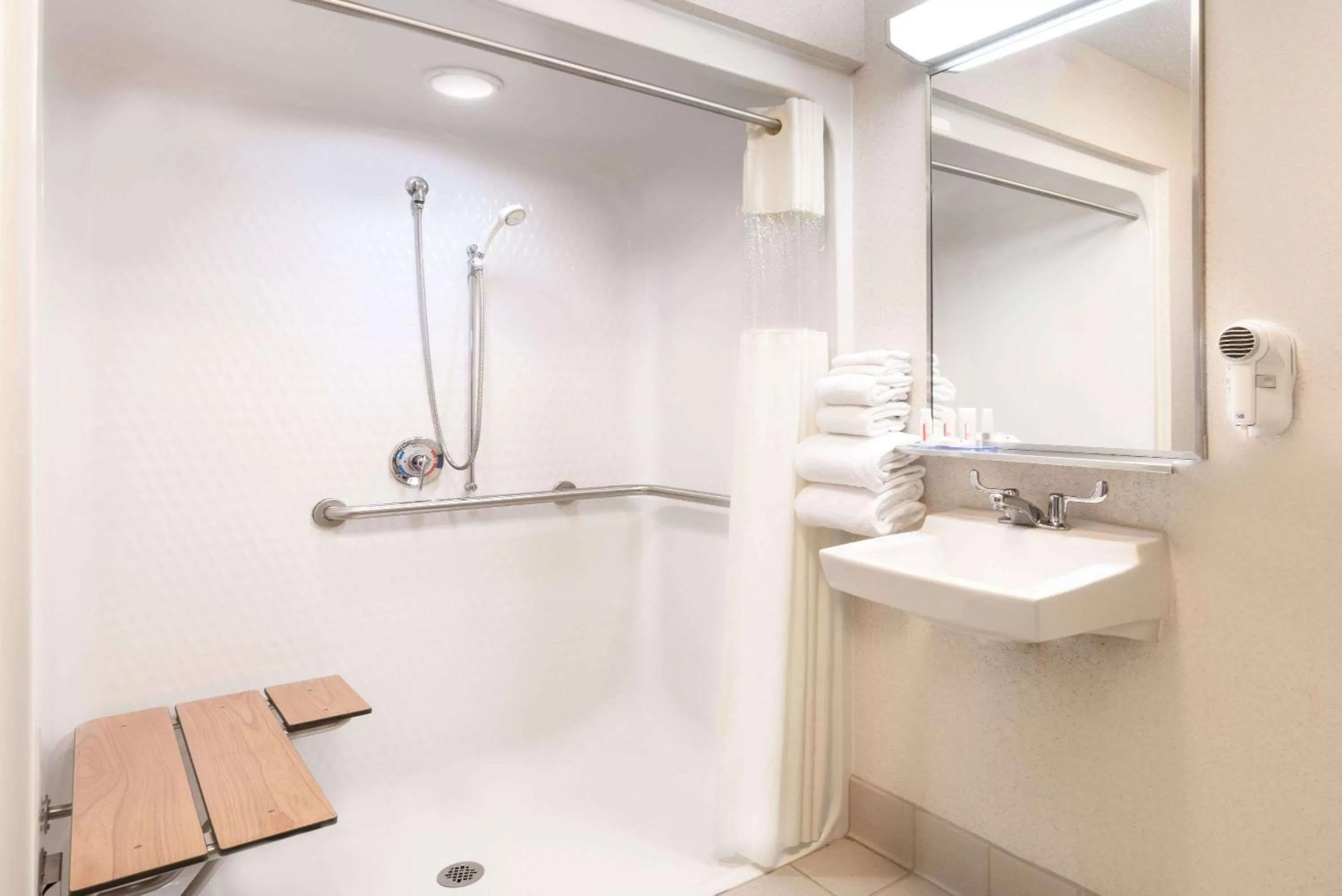 Double Room - Mobility Accessible Room/Non-Smoking in Baymont by Wyndham Columbus/Rickenbacker