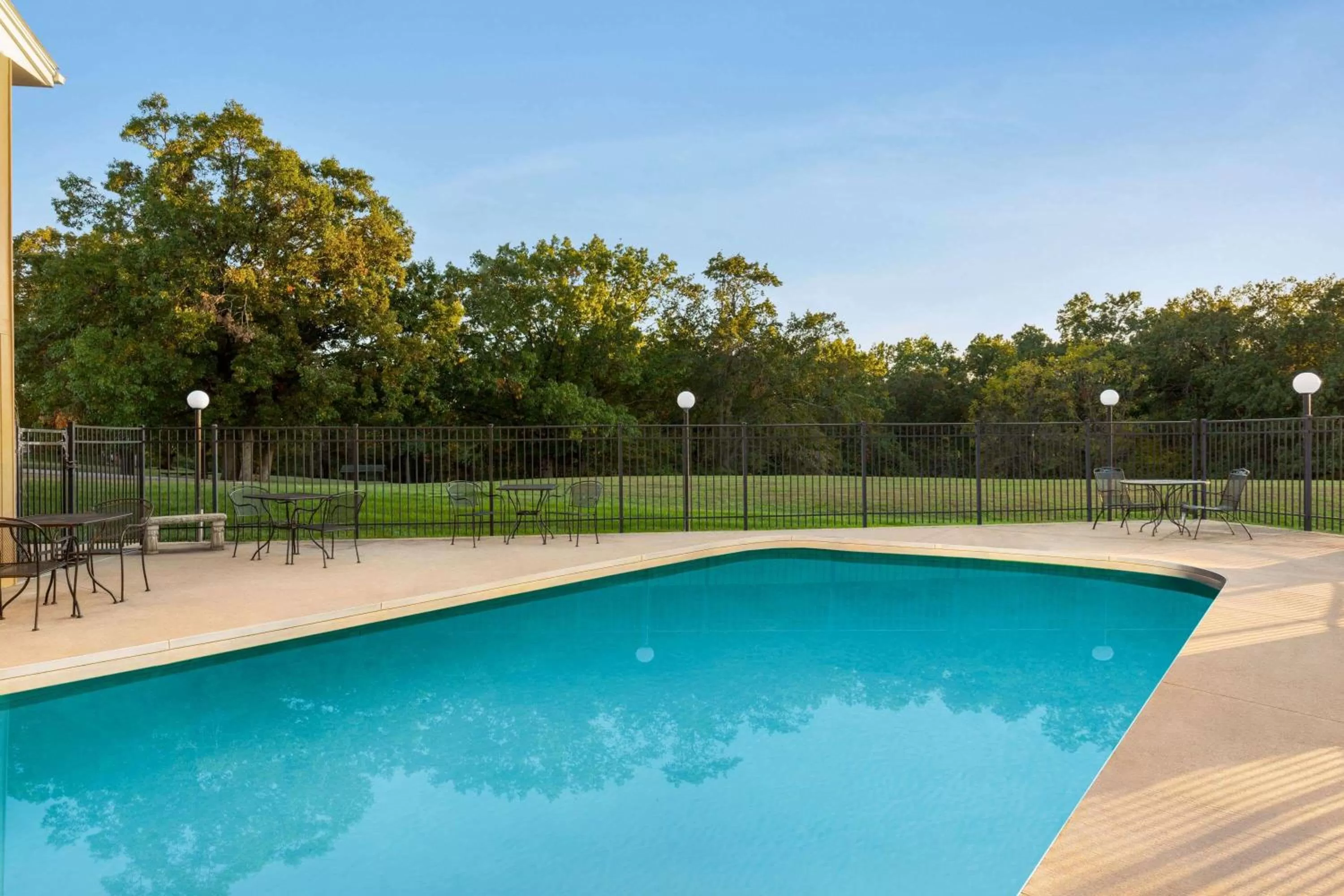 Queen Room in Super 8 by Wyndham Hannibal