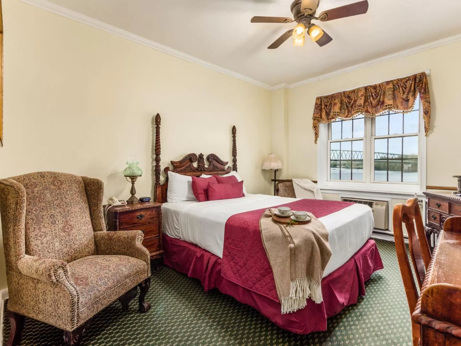 Queen Room with River View - single occupancy in Lafayette Hotel Marietta