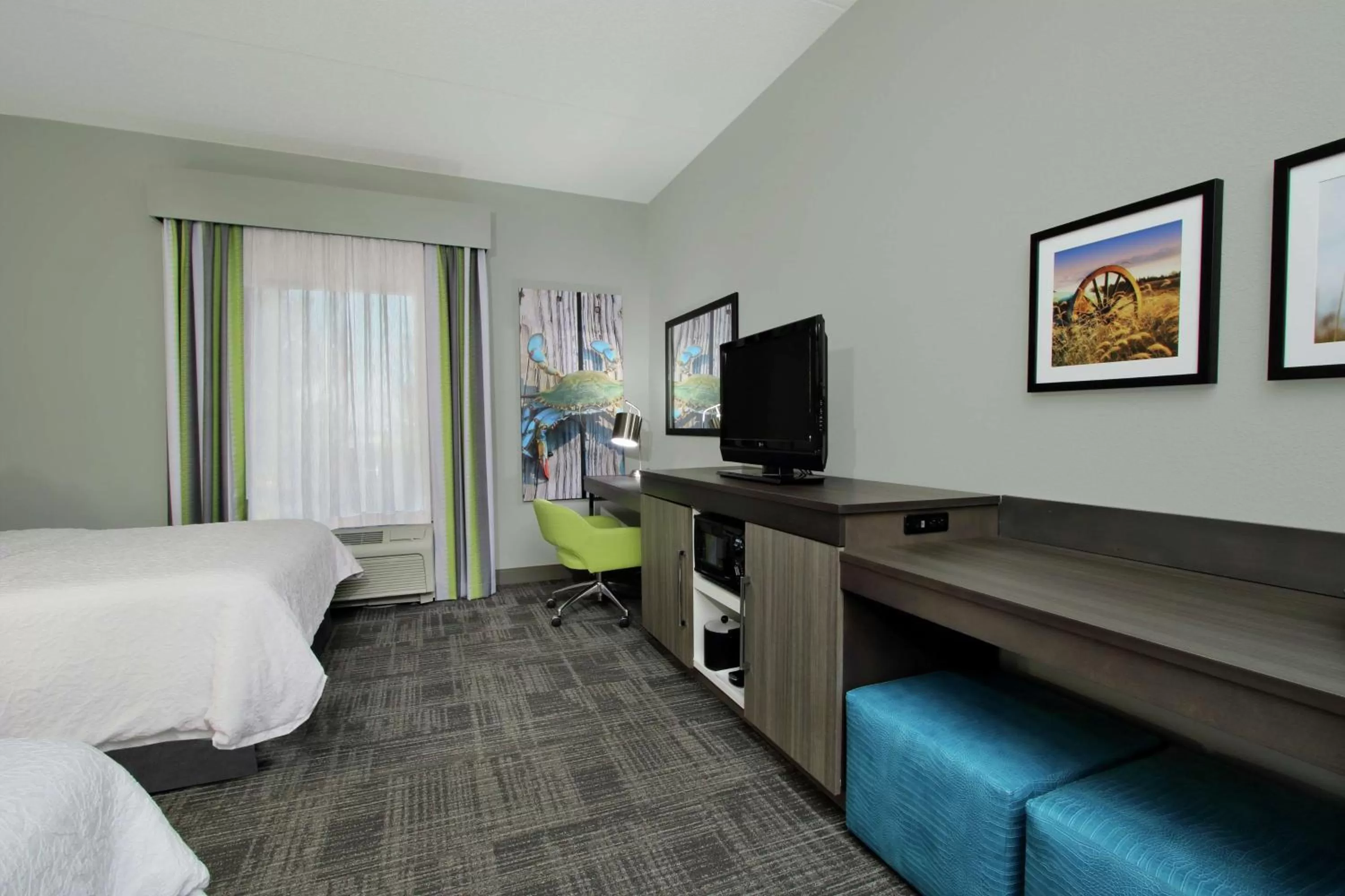 Queen Room with Two Queen Beds - Mobility and Hearing Access/Non-Smoking in Hampton Inn Hagerstown-Maugansville