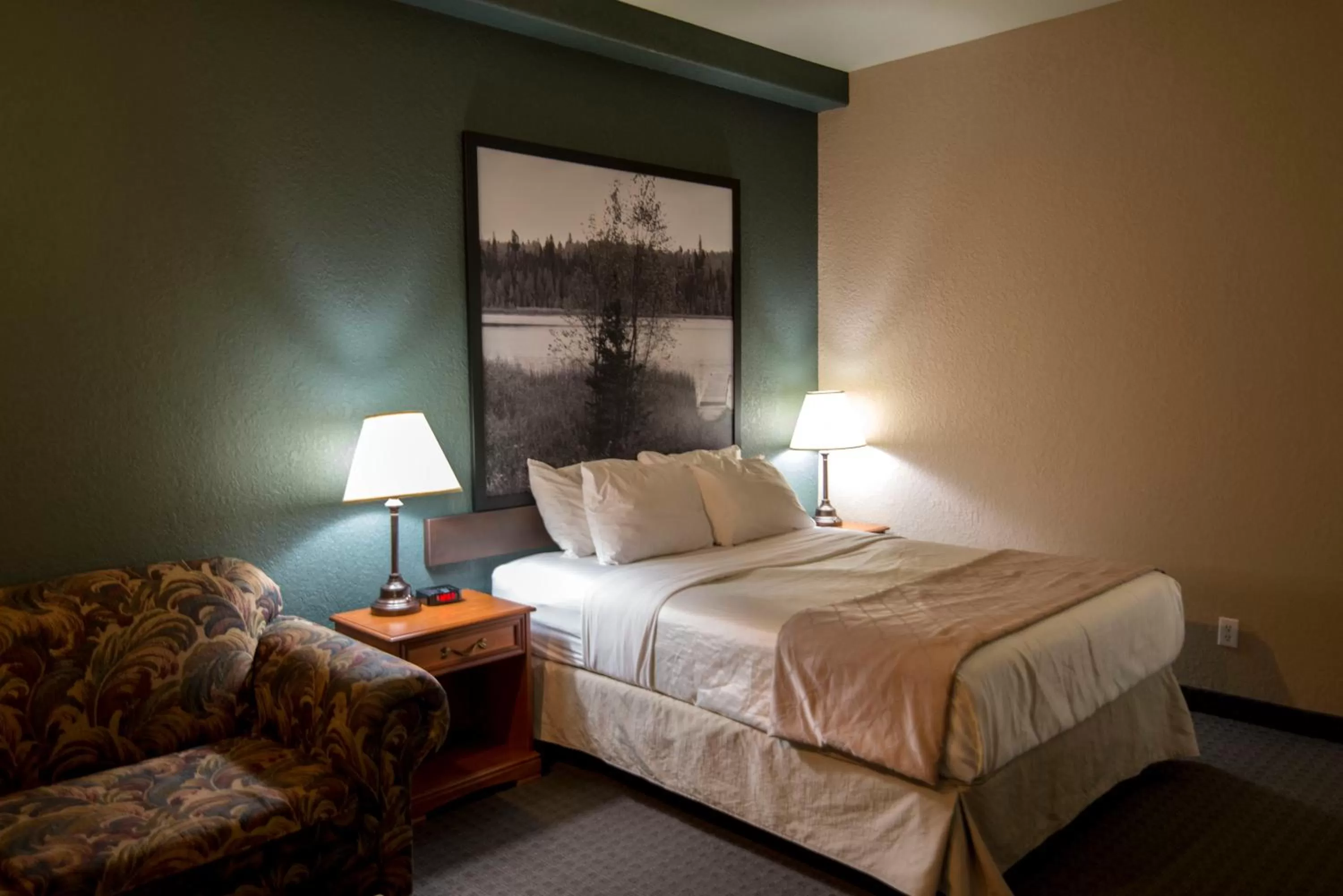 Deluxe Queen Room - Non-Smoking in Super 8 by Wyndham Dauphin