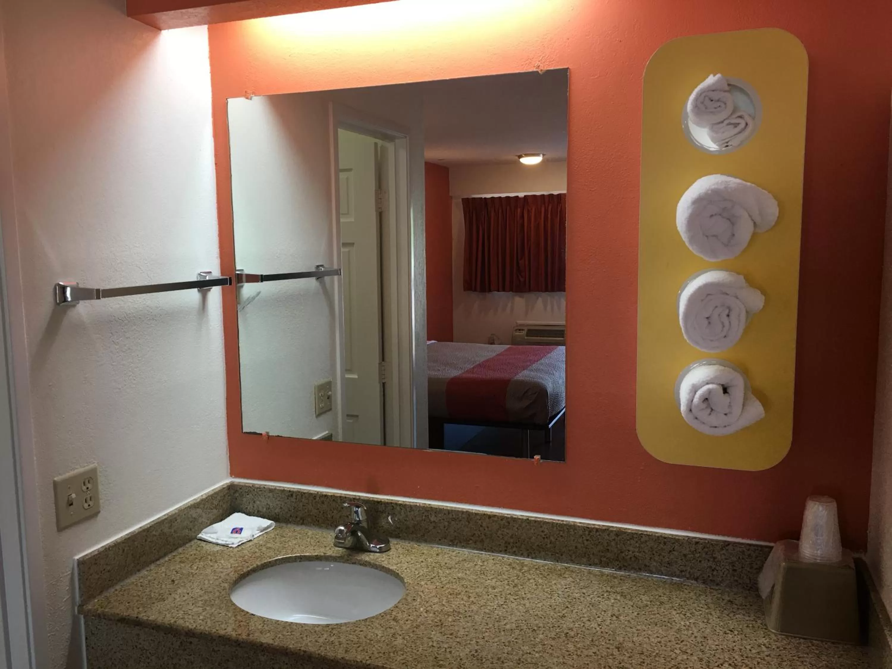 Deluxe King Room - Smoking in Motel 6-Richmond, VA - Midlothian Turnpike