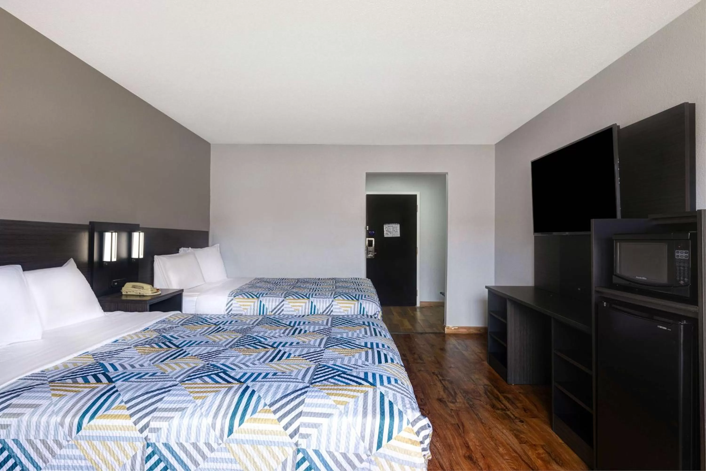 Queen Room with Two Queen Beds - Smoking in Motel 6-Shepherdsville, KY Louisville South