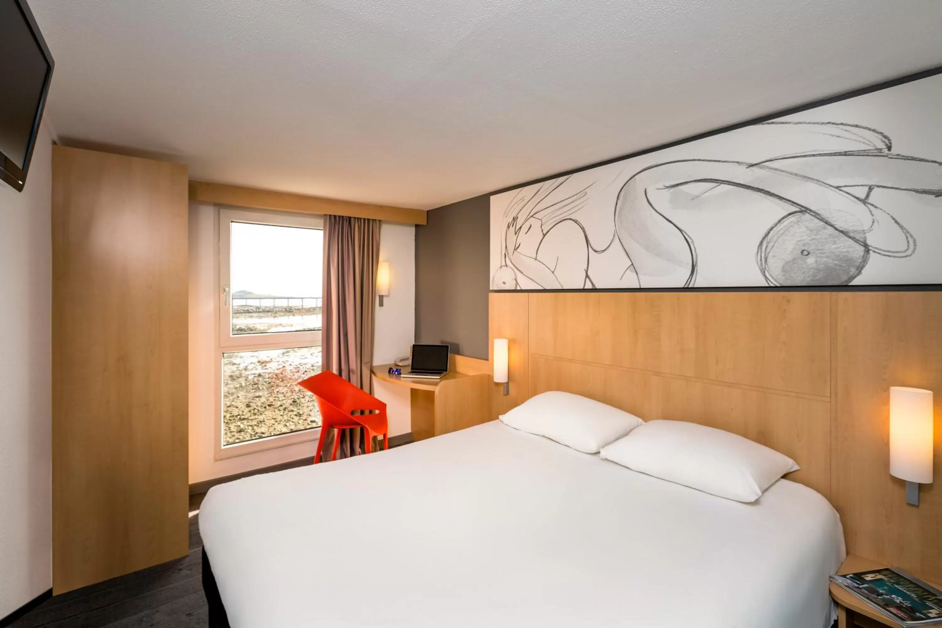 Bedroom, Bed in Ibis Roscoff Bord de Mer