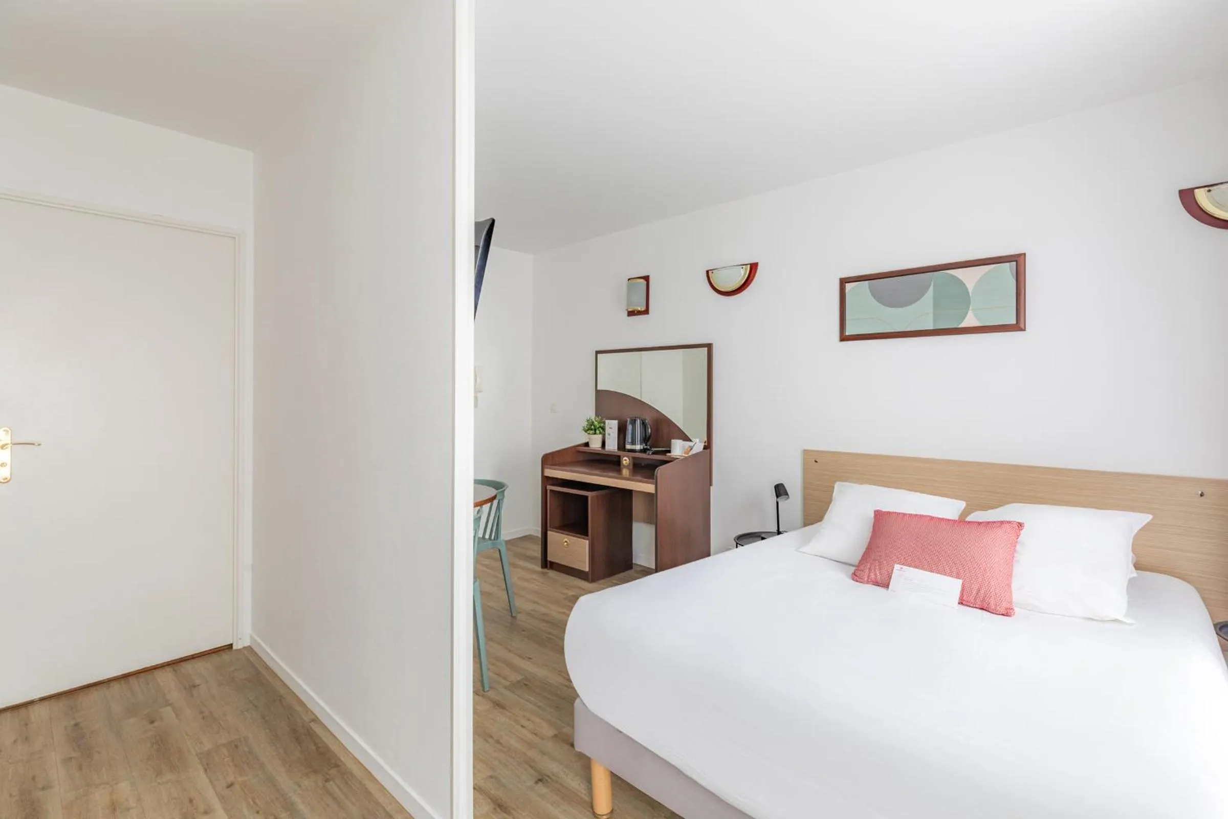 Large Triple Studio 1 Double Bed and 1 Single bed in Appart'City Confort Brest