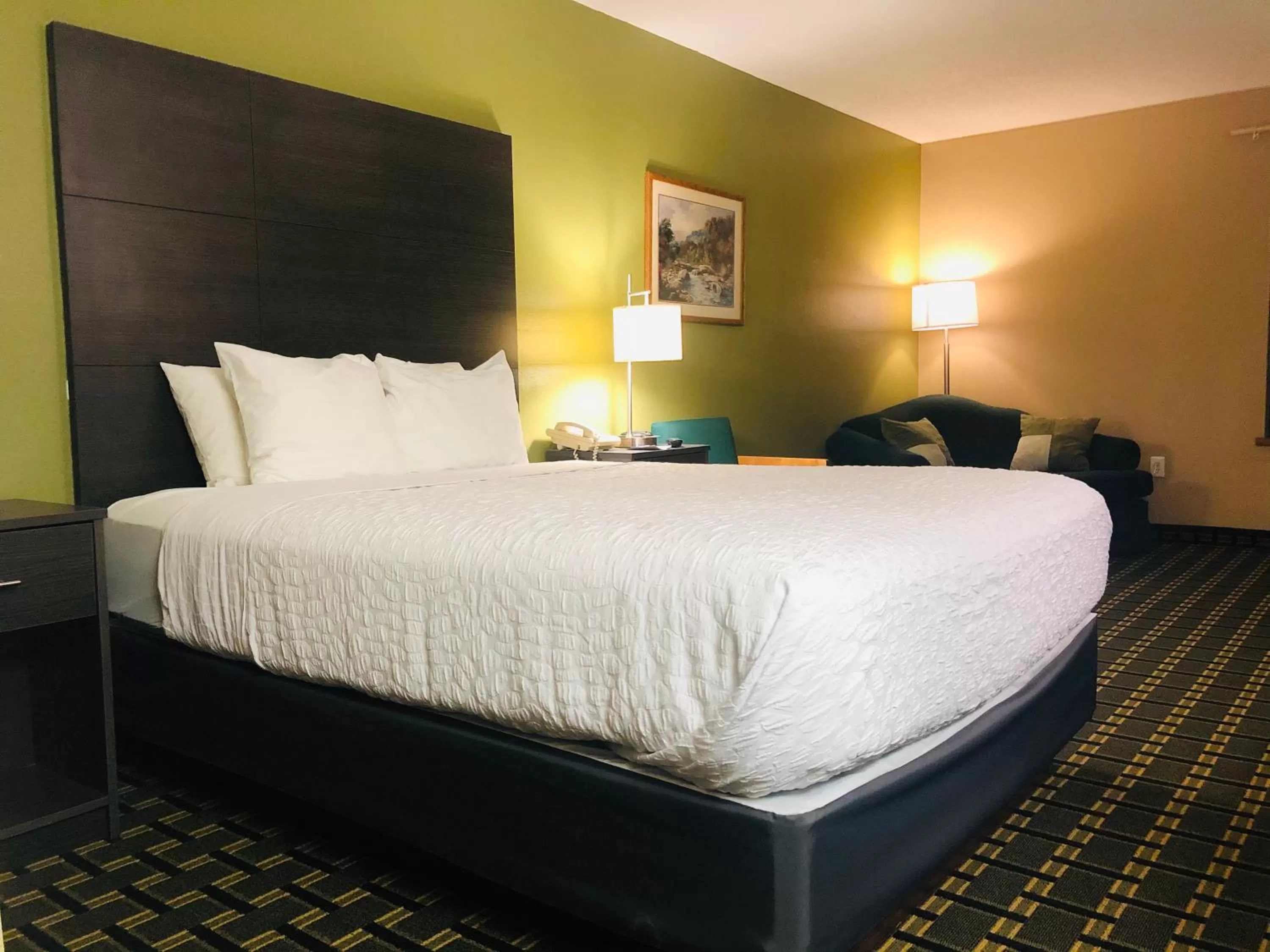 Queen Room - Non-Smoking in Boarders Inn & Suites by Cobblestone Hotels Columbus