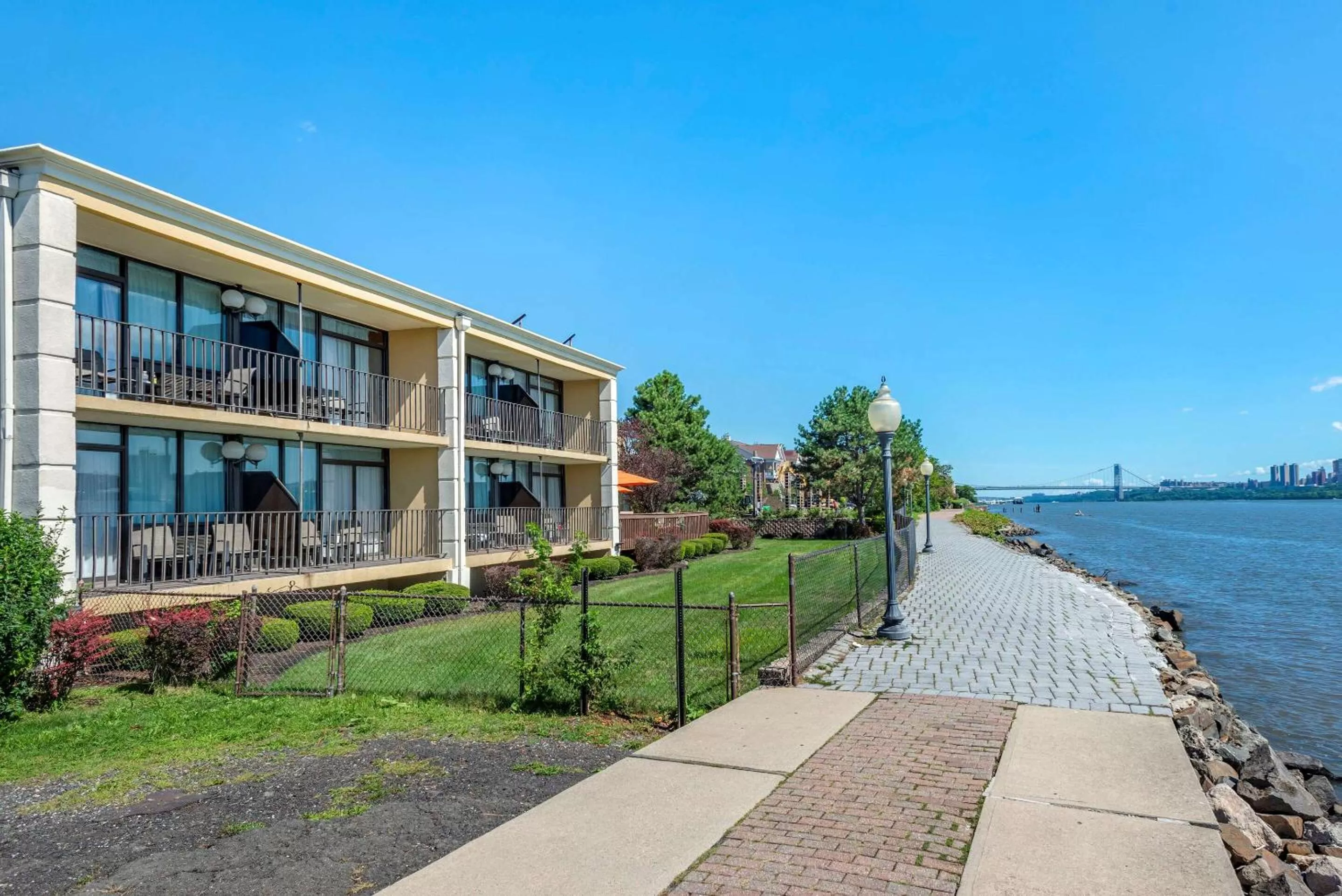 Comfort Inn Edgewater on Hudson River