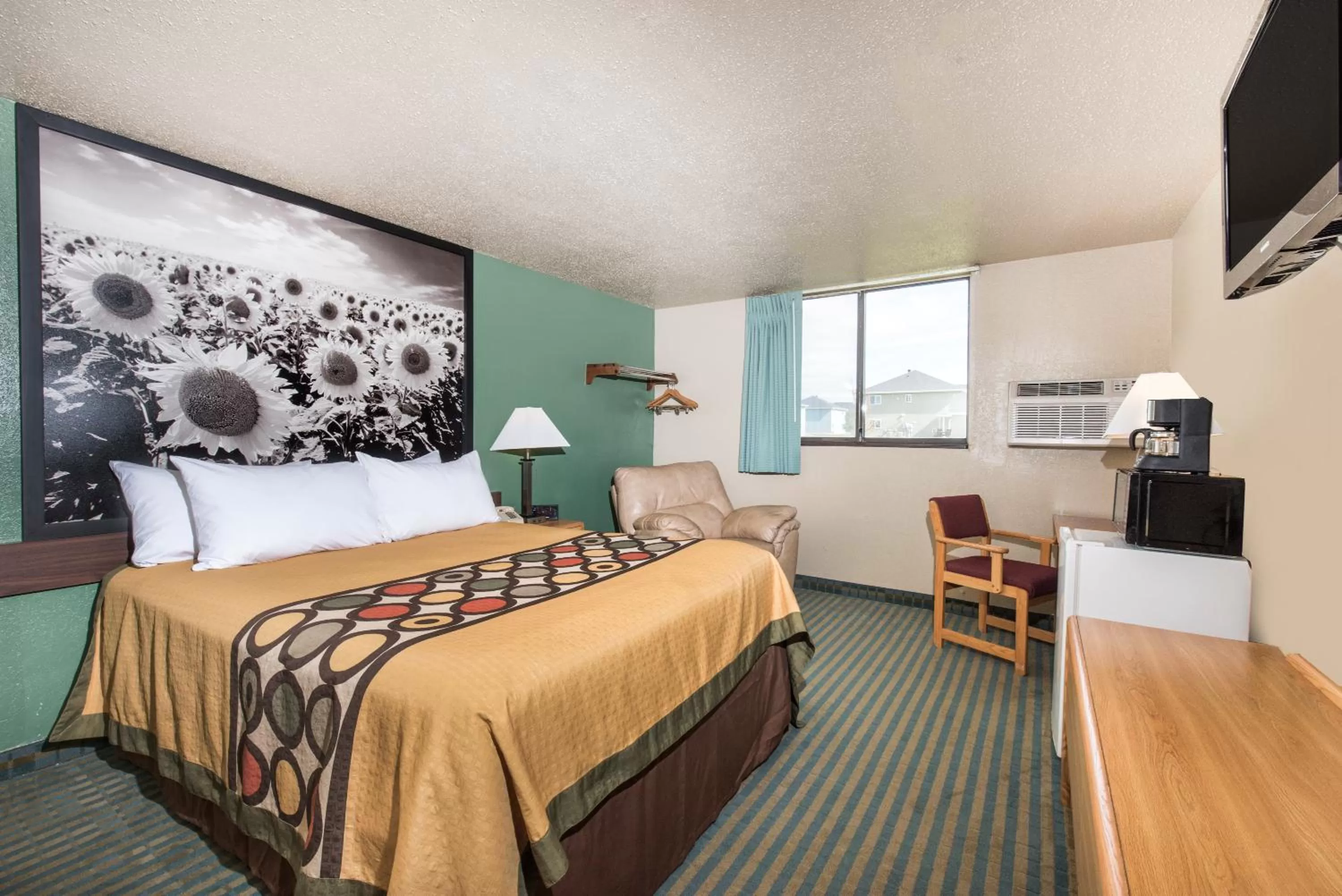 Queen Room with Mobility Access - Non-Smoking in Super 8 by Wyndham Devils Lake