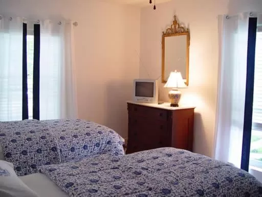 Economy Twin Room in Topsides Bed & Breakfast