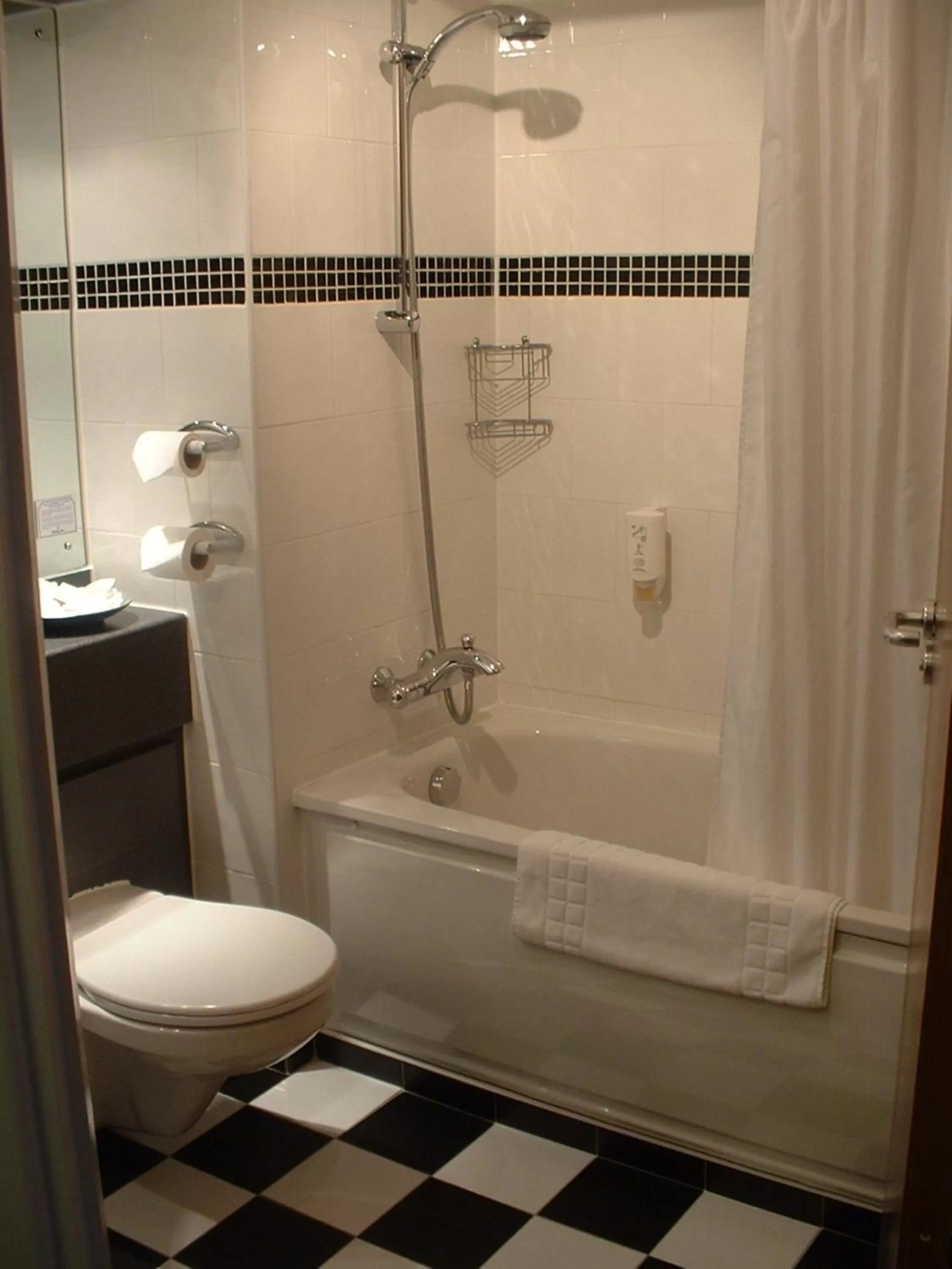 Standard King Room with Sofa Bed and Parade Ring View in Holiday Inn Wolverhampton - Racecourse by IHG