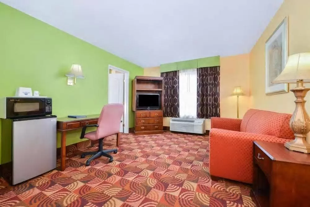 King Suite - Non-Smoking in Super 8 by Wyndham Lake of the Ozarks