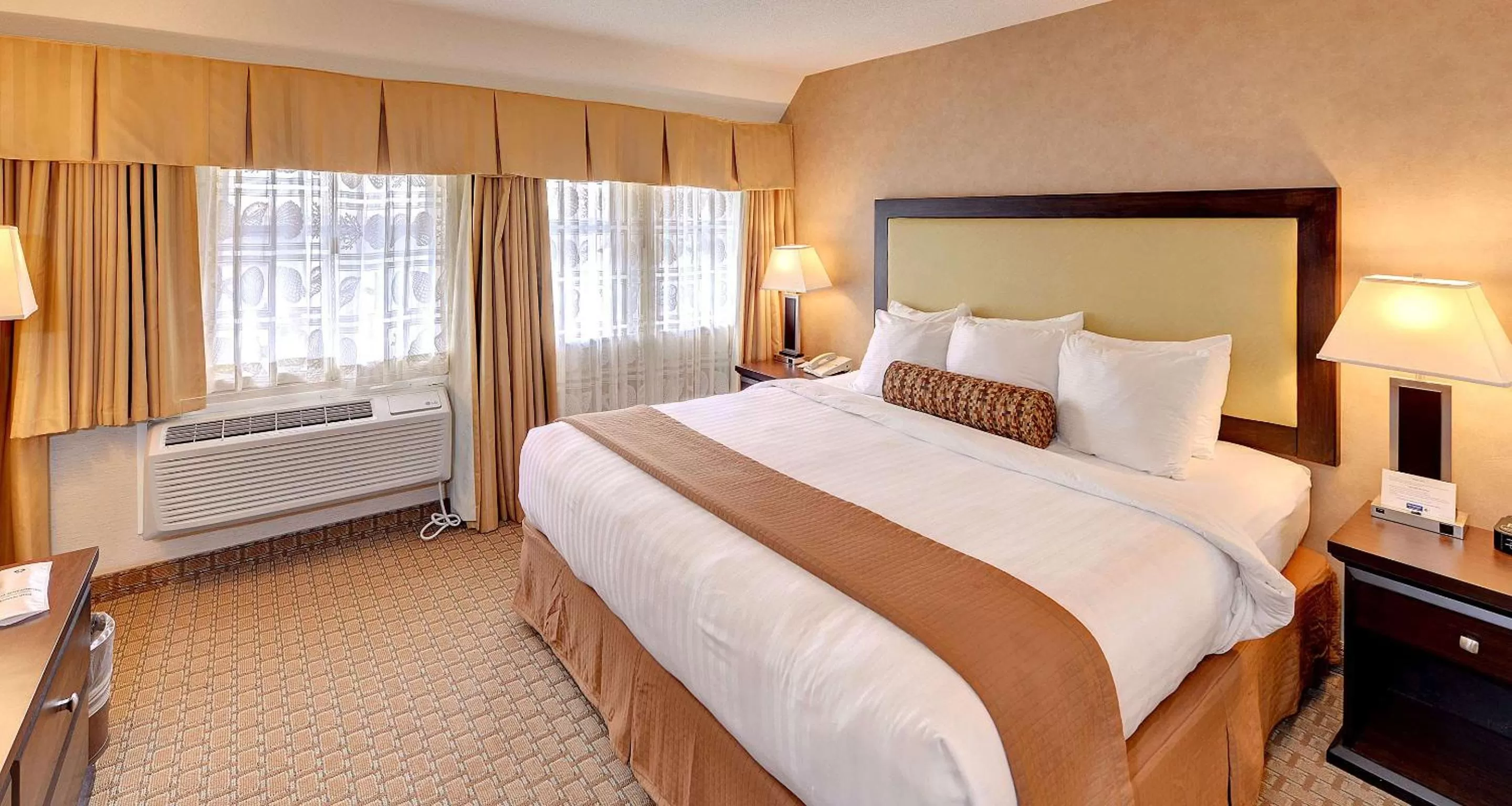 King Suite - Non-Smoking in Best Western Plus Emerald Isle Hotel