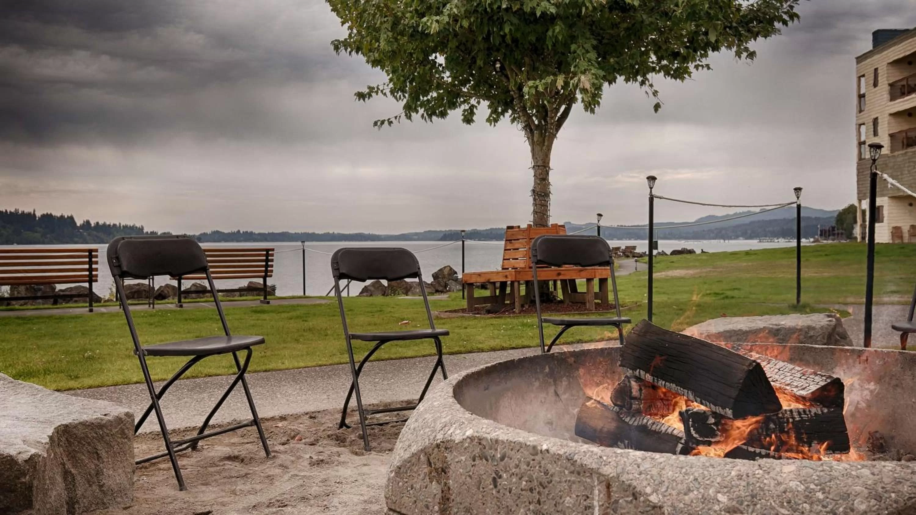 Queen Room with Two Queen Beds and Courtyard View - single occupancy - Pet Friendly in Best Western Plus Silverdale Beach Hotel