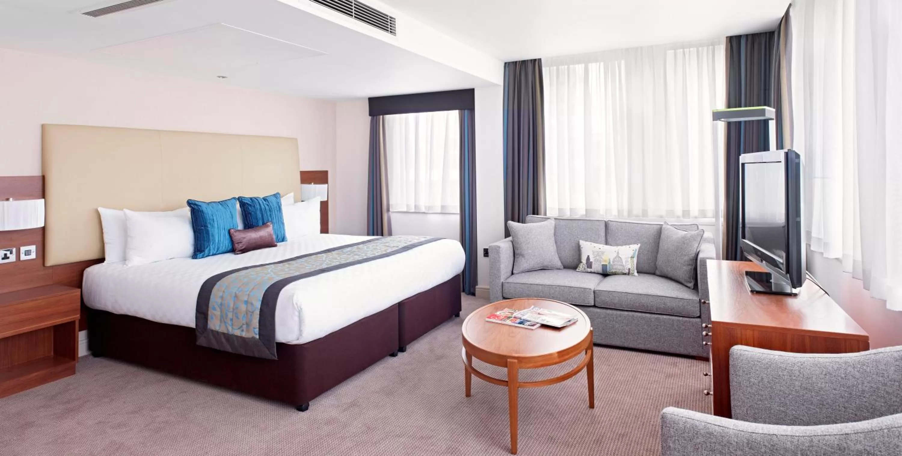 Junior Suite in Thistle Trafalgar - Leicester Square