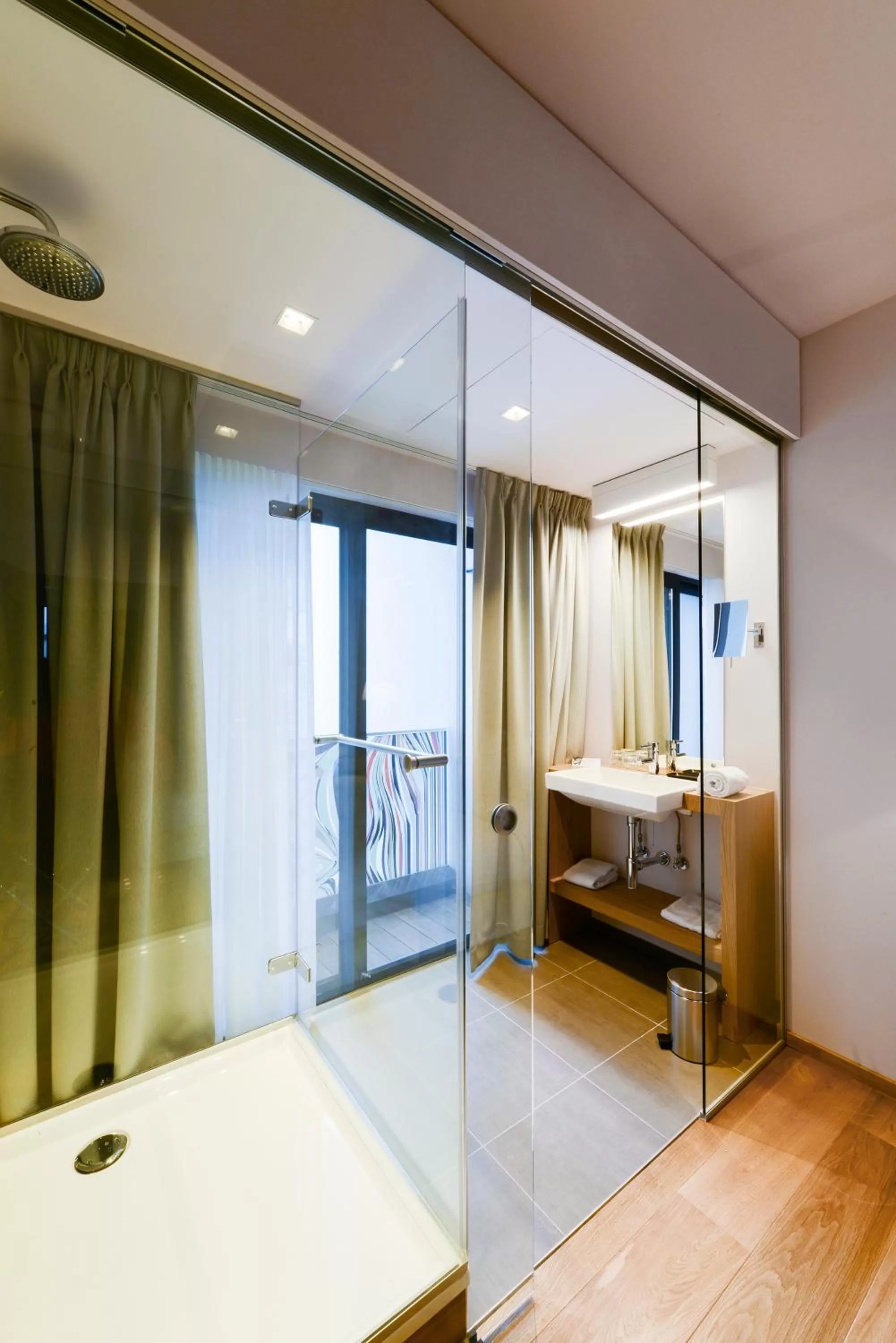 Standard Double Room with Pool Side in Hotel The Royal Snail