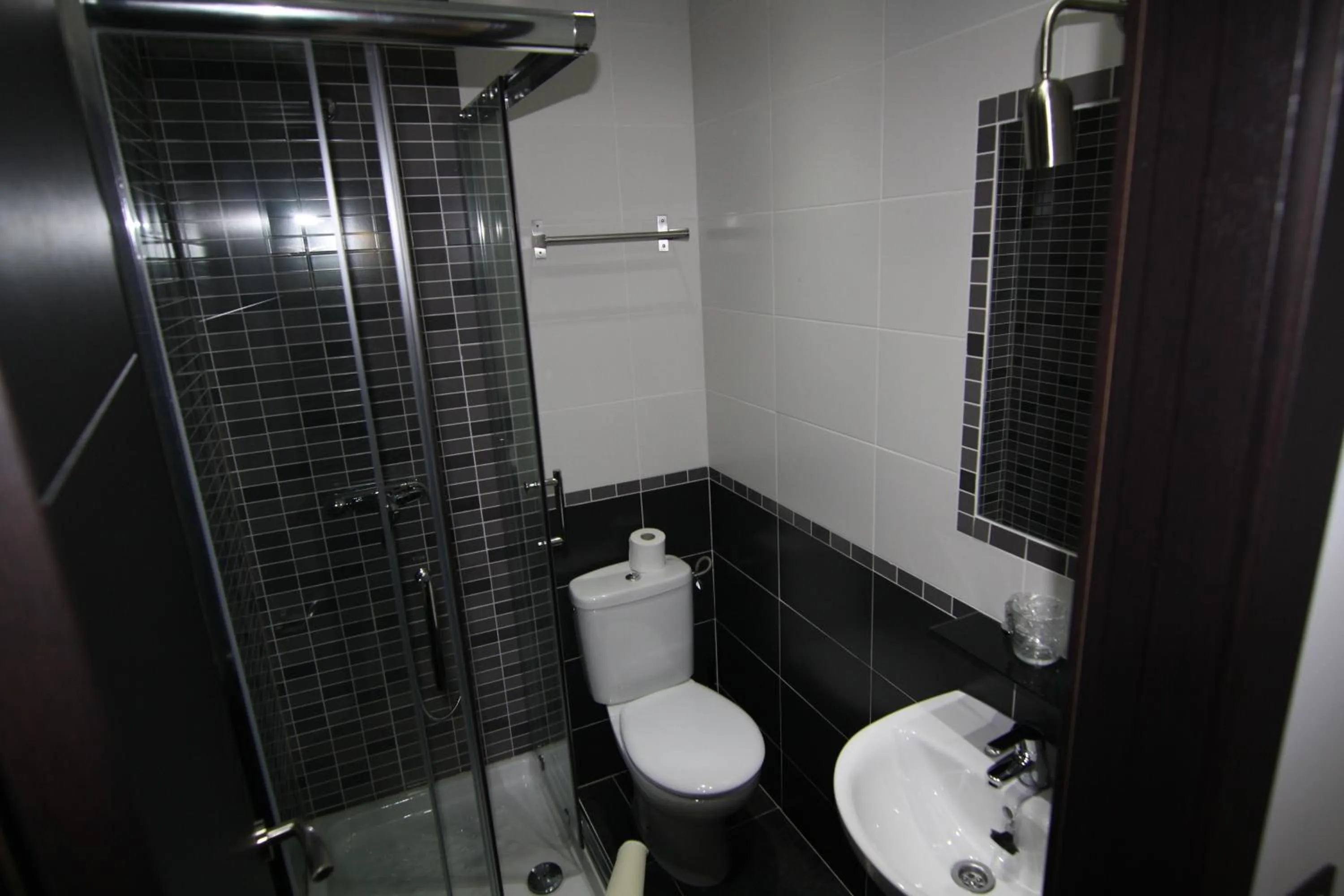 Small Double Room in Hostal MH Fuencarral