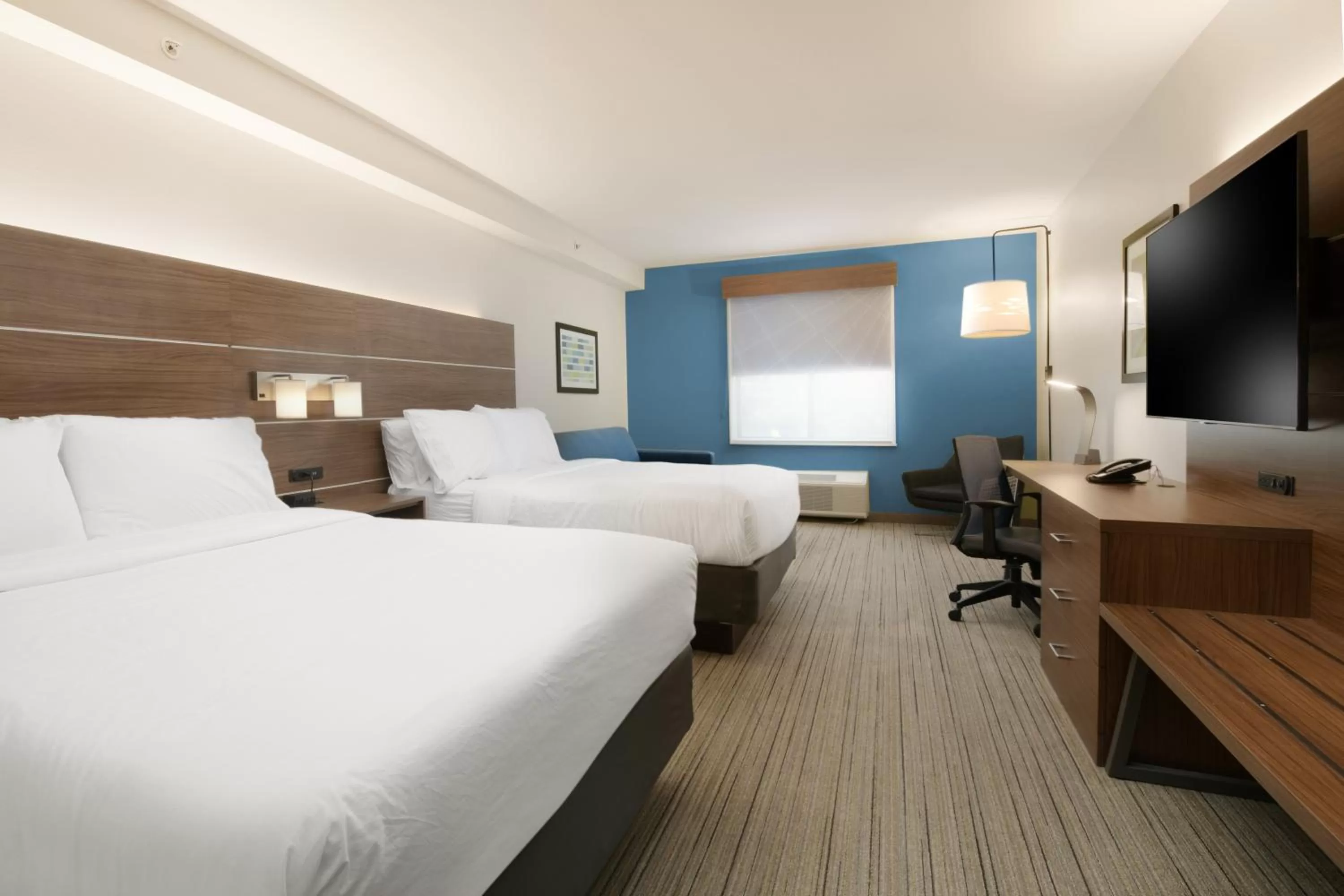 Suite with Two Queen Beds and Mobility Accessible Tub in Holiday Inn Express & Suites - Williamstown - Glassboro by IHG