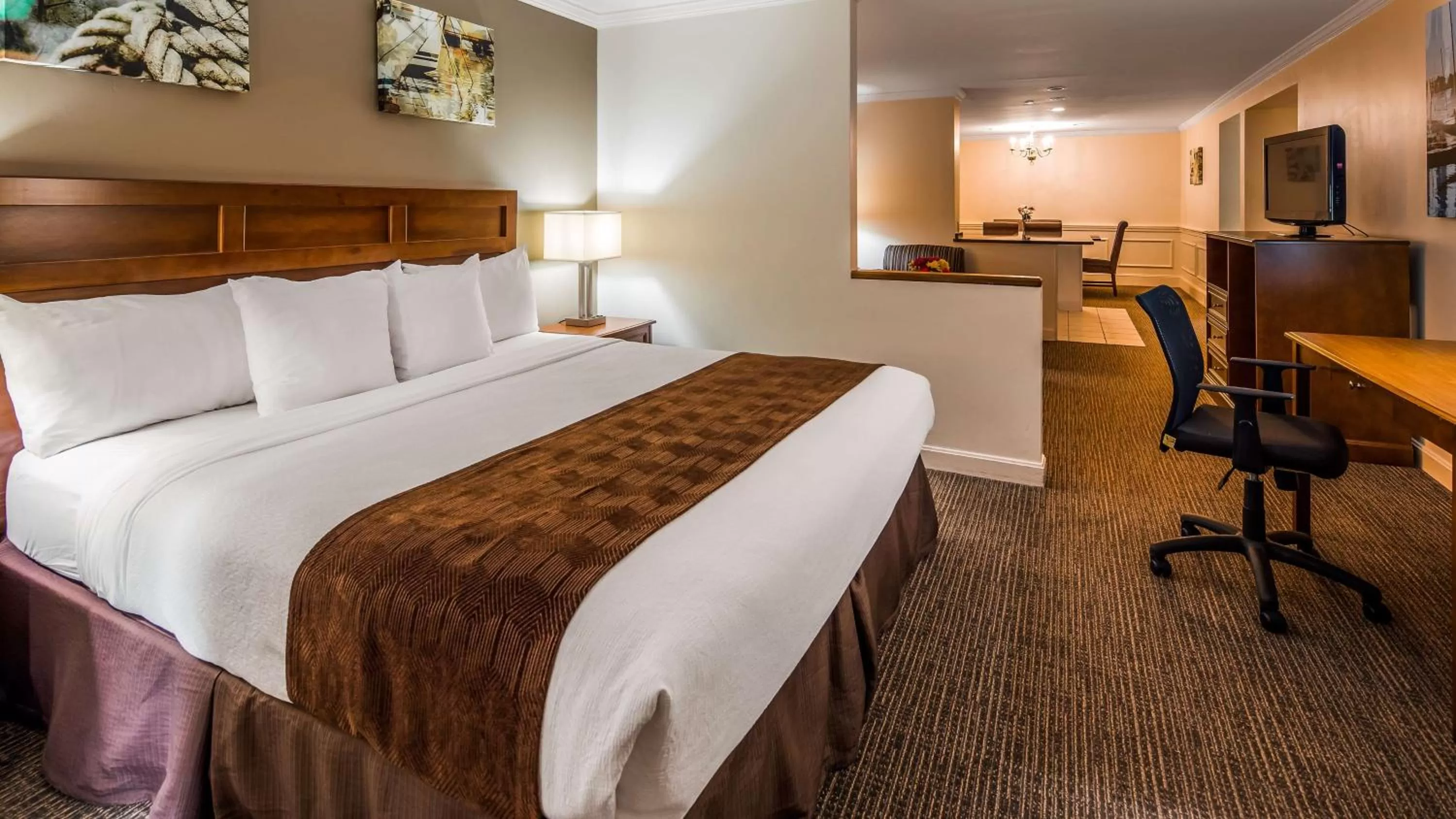 Queen Suite with Spa Bath - Non Smoking in Best Western Adams Inn Quincy-Boston