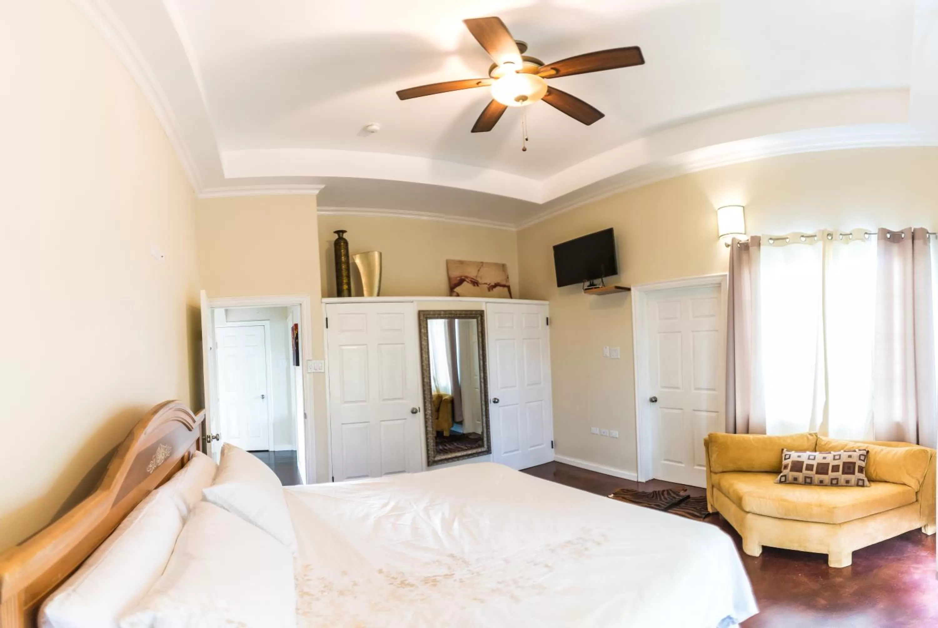 King Room with Balcony in Blue Paloma Bed & Breakfast