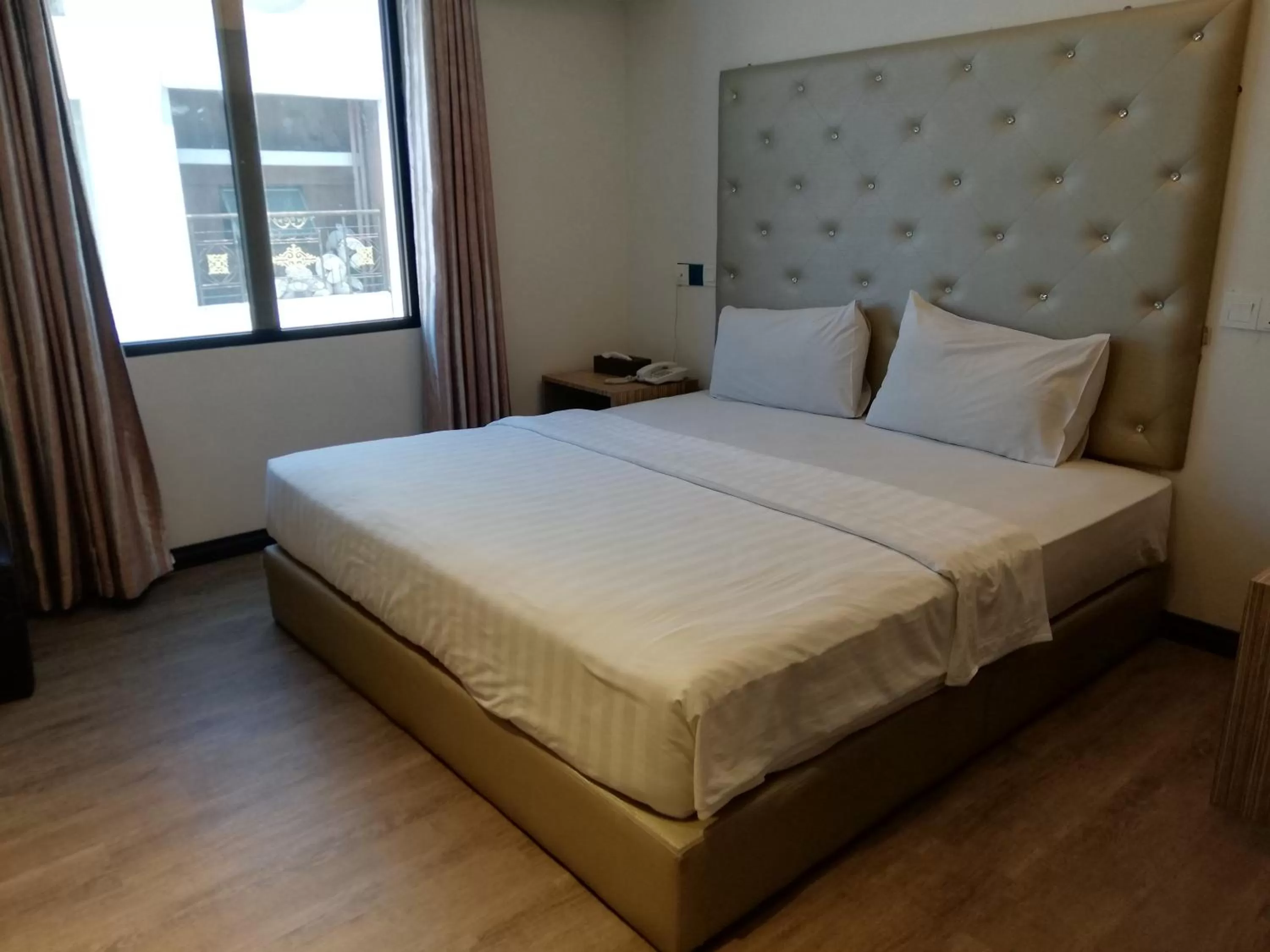 Deluxe King Room in Ease Hotel