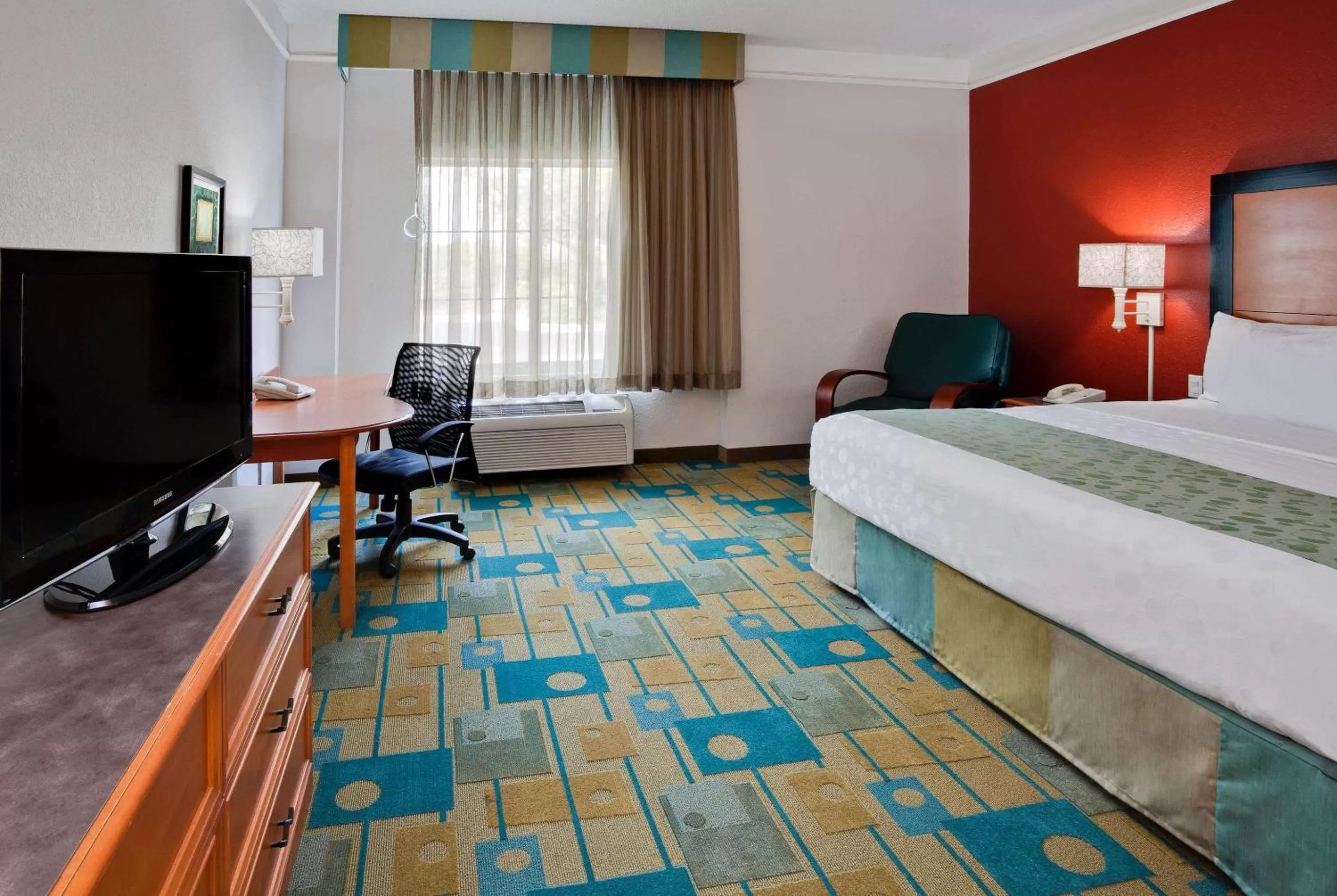 King Room in La Quinta by Wyndham USF (Near Busch Gardens)