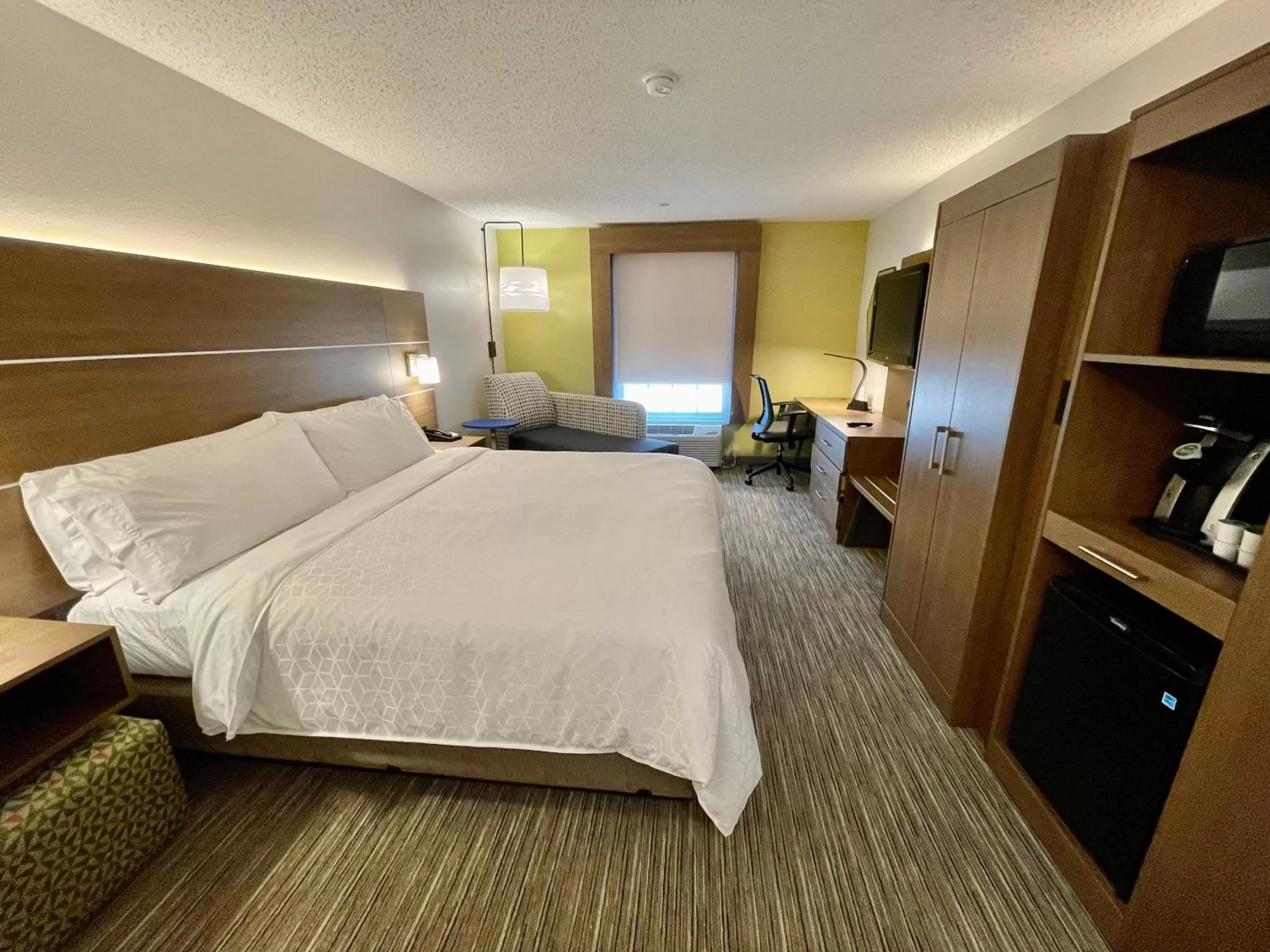 Standard Queen Room with Two Queen Beds and Sofa Bed - Communications Accessible in Holiday Inn Express & Suites Sulphur - Lake Charles by IHG