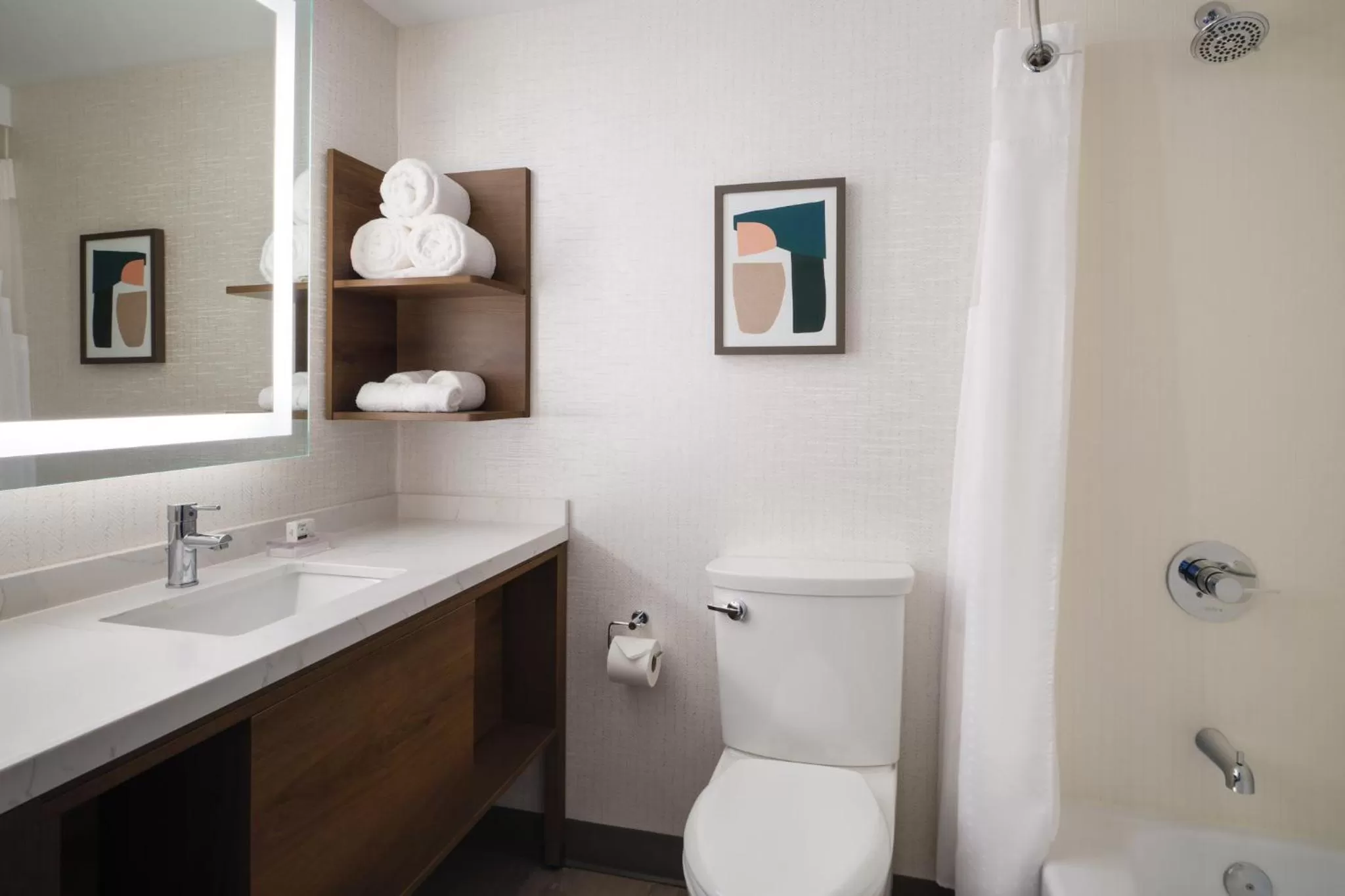 Premium Queen Room with Two Queen Beds and Mobility Accessible Tub in Holiday Inn Chicago O'Hare - Rosemont by IHG