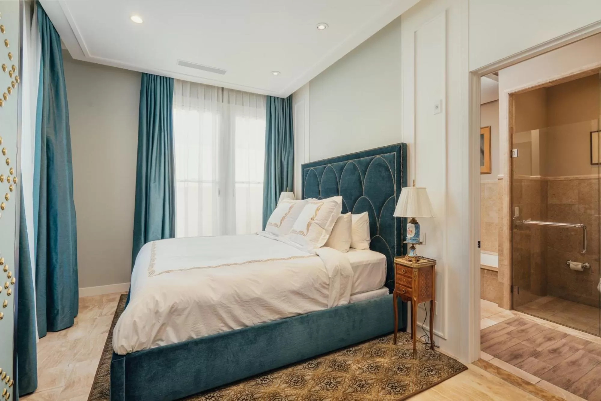 Superior King Suite in Neighbourgood Sutter Mansion