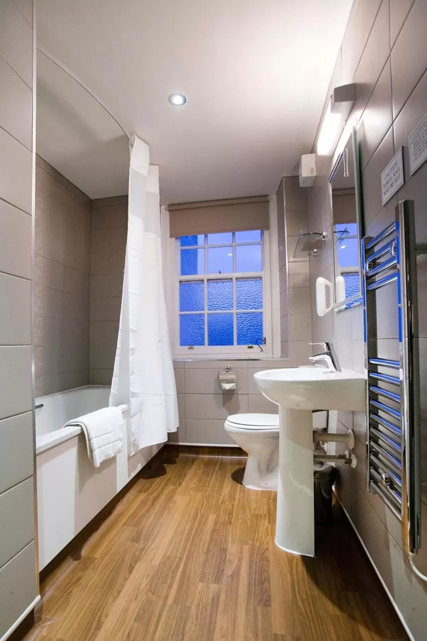 Twin Room in The Castle Hotel Wetherspoon