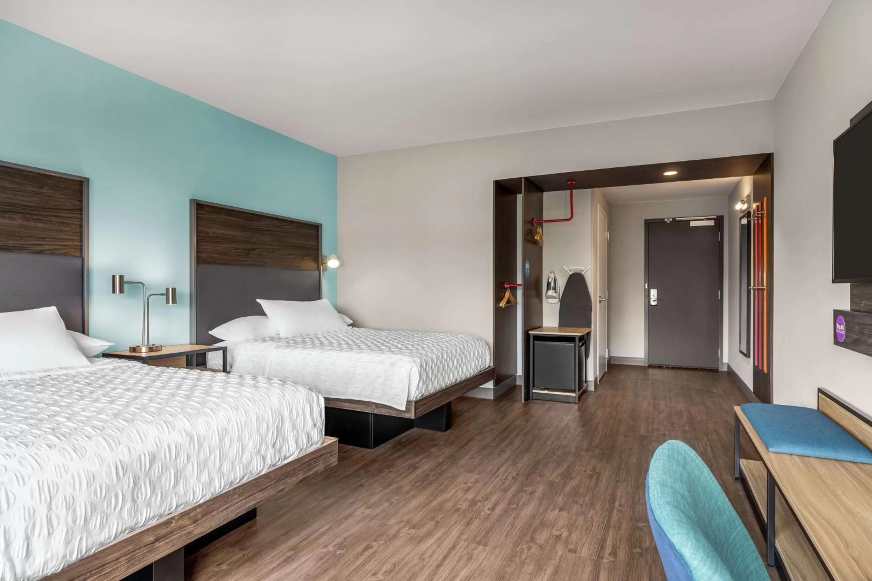 Queen Room with Two Queen Beds and Roll-In Shower - Mobility Access in Tru By Hilton Hershey Chocolate Avenue