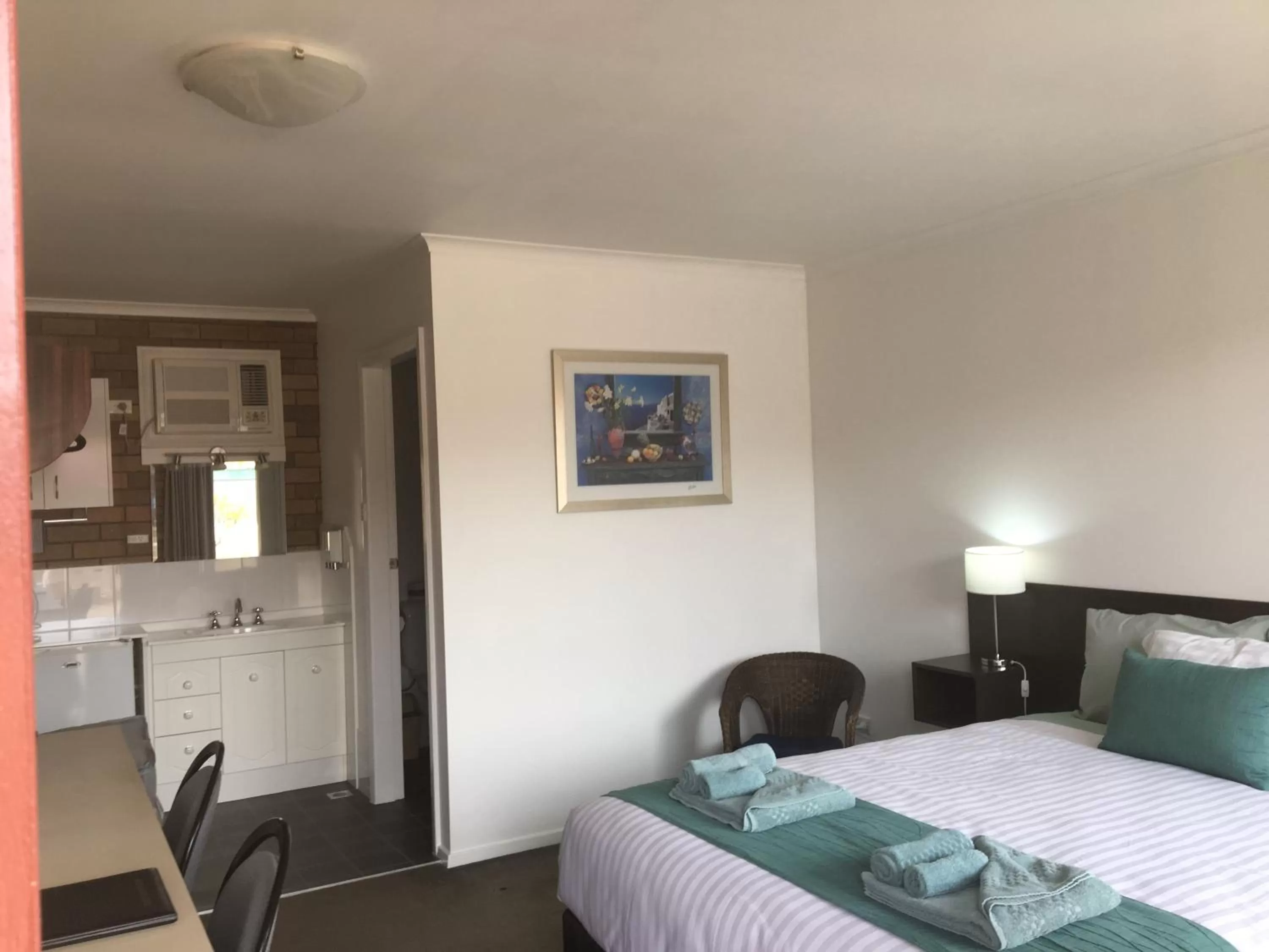 Deluxe Queen Room in Camellia Motel