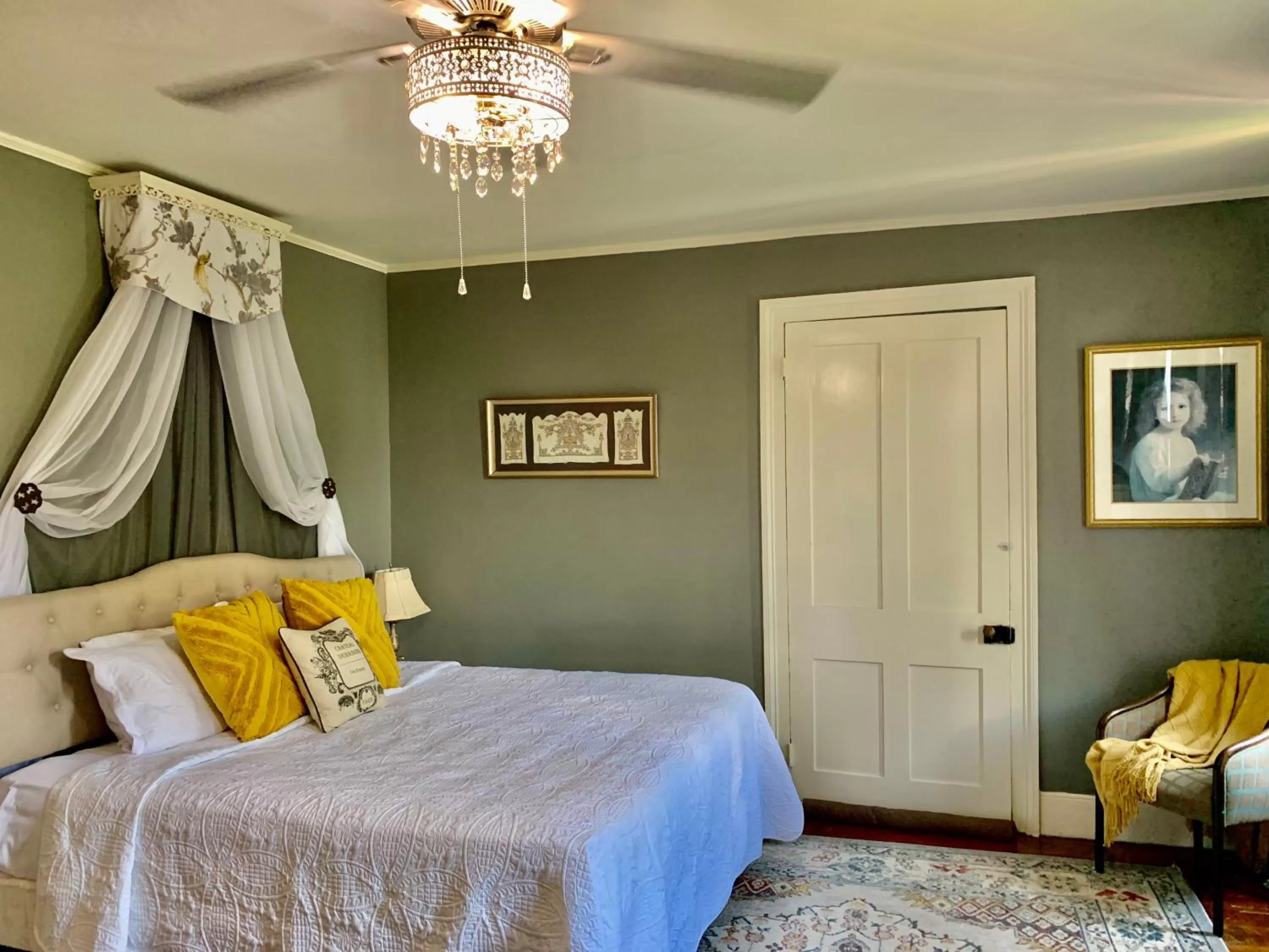 Deluxe King Suite in The Beaumont House Natchez
