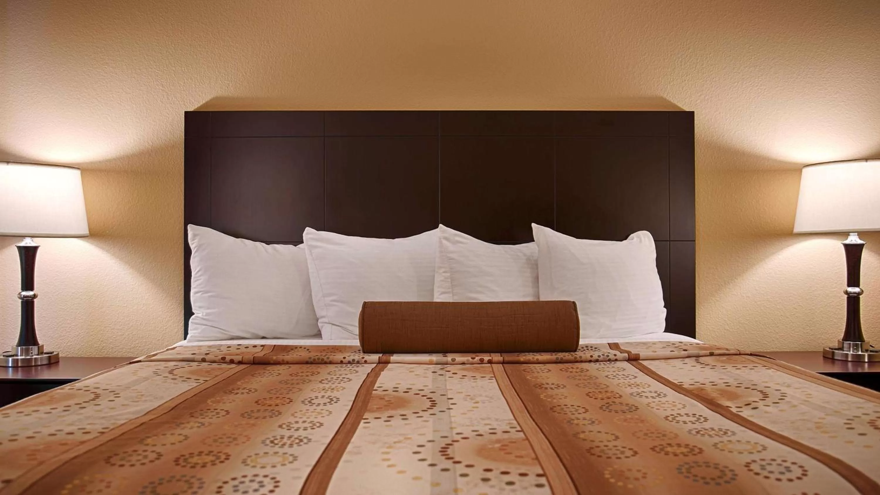 King Room with Bath Tub and Sofa Bed - Disability Access/Non-Smoking in Best Western Plus Royal Mountain Inn & Suites