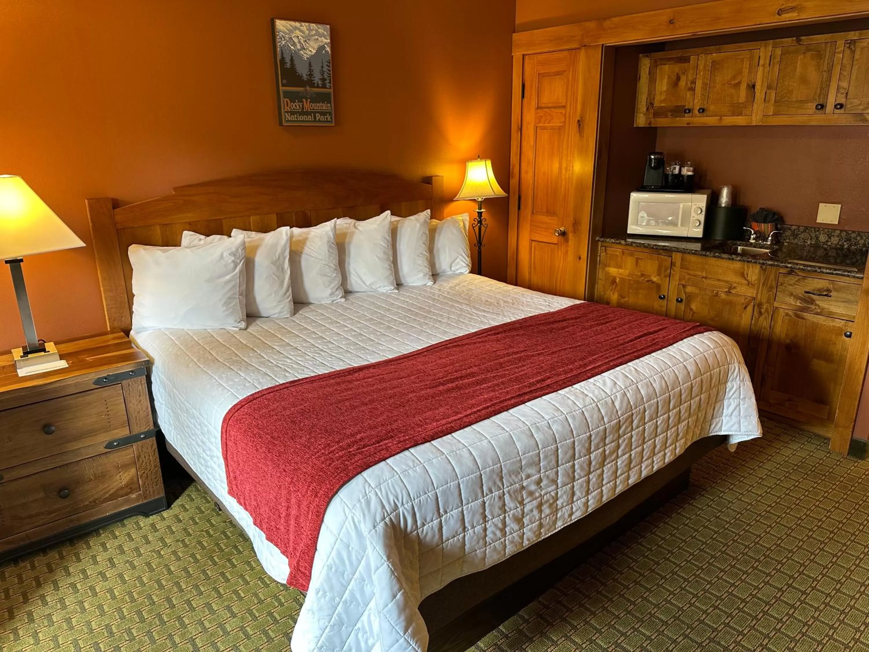 Standard King with Fireplace and Kitchenette (Non-Pet Friendly) in Silver Moon Inn