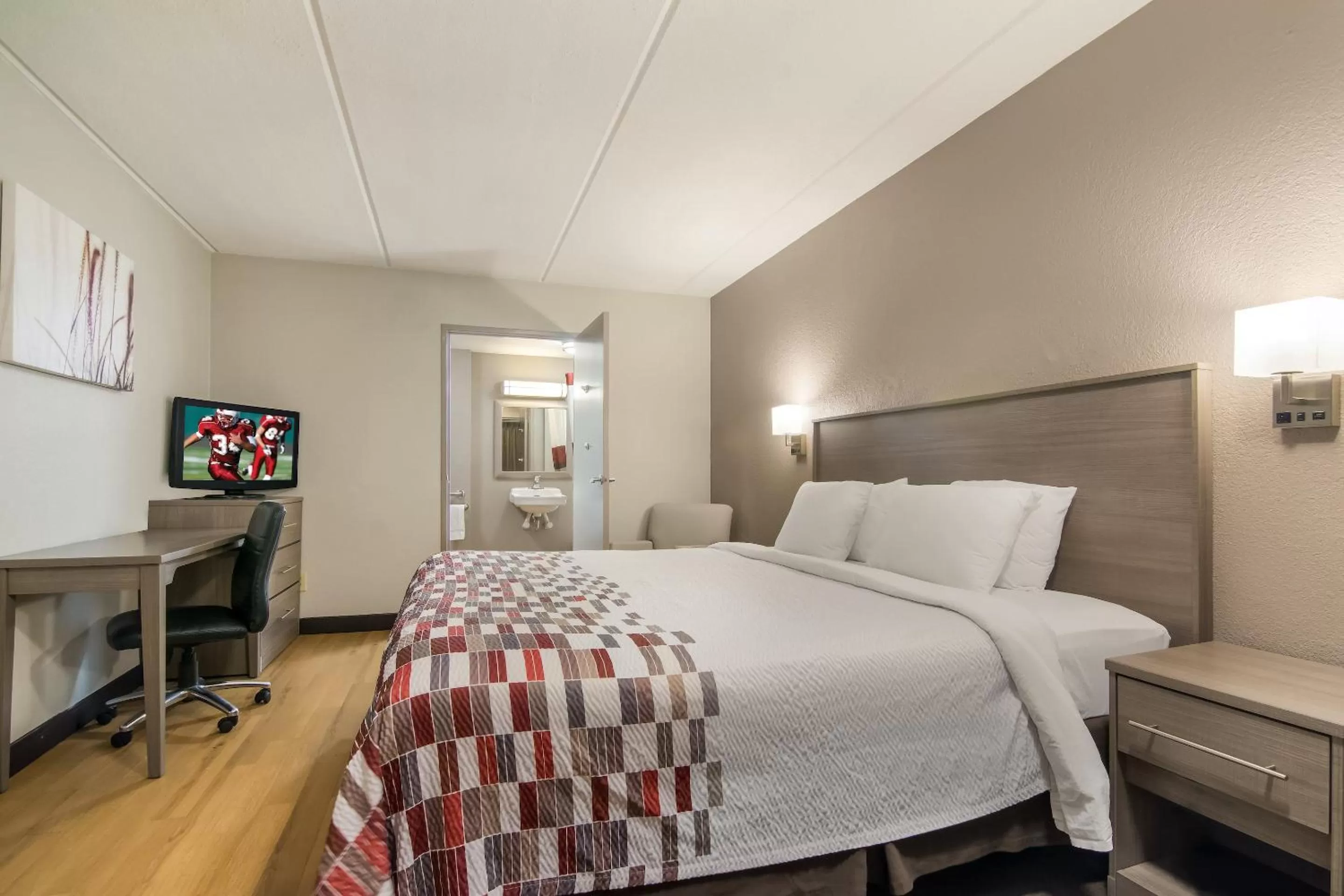 Business King Room Disability Access Smoke Free in Red Roof Inn Durham - Triangle Park