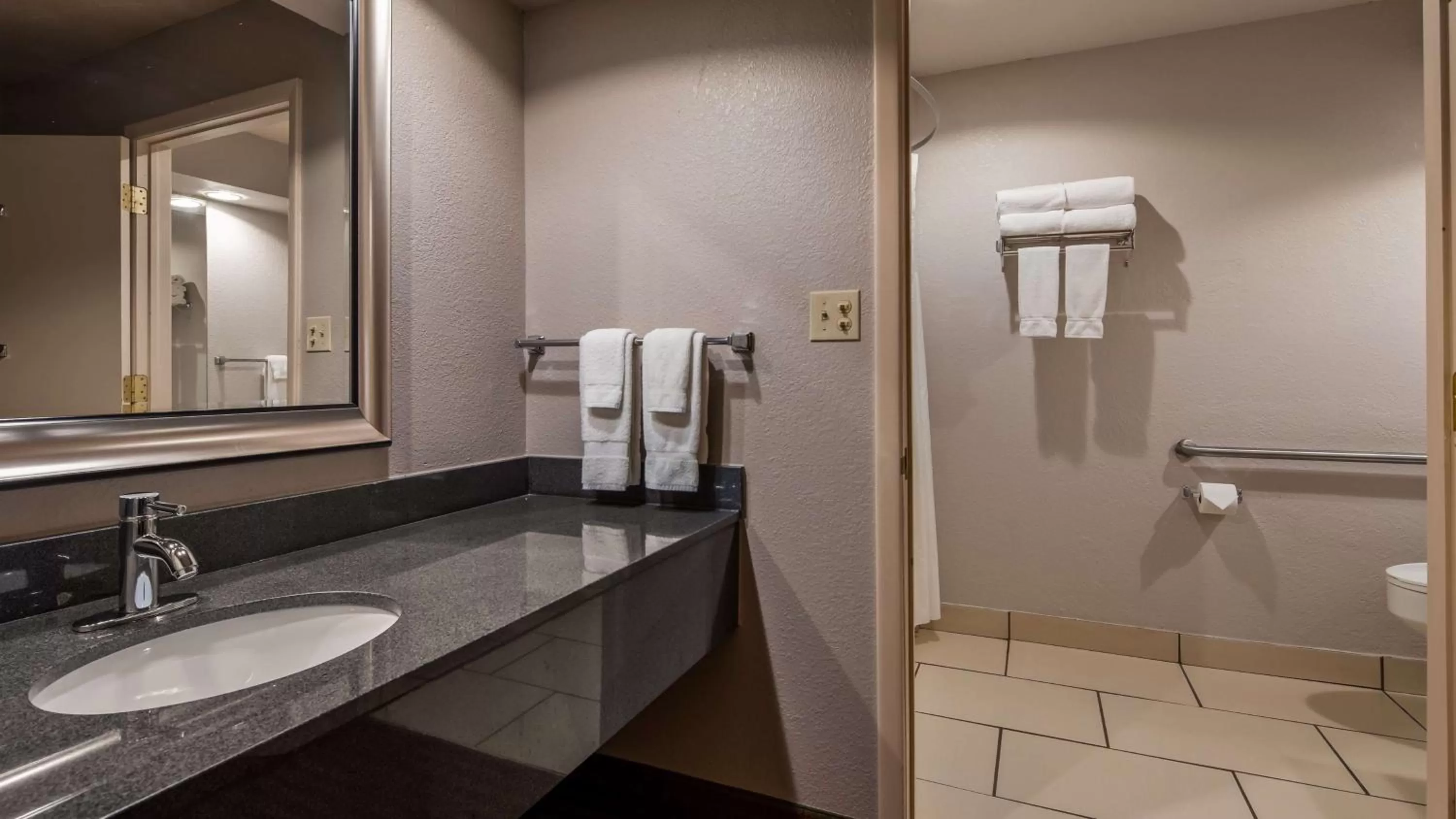 King Room with Bath Tub - Mobility Access Room/Non-Smoking in Best Western Deming Southwest Inn