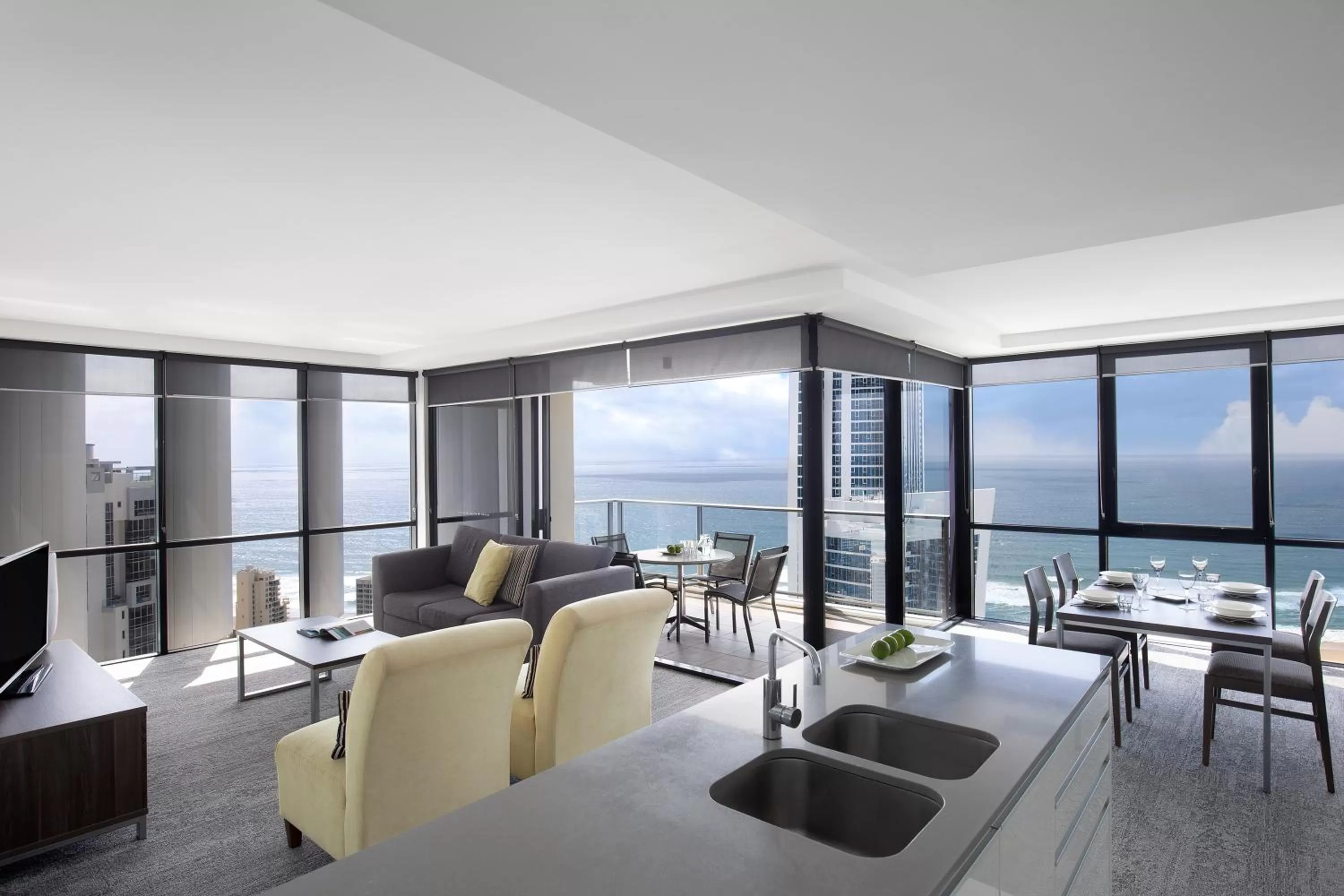 Two-Bedroom Apartment with Ocean View and Spa Bath in Mantra Circle On Cavill