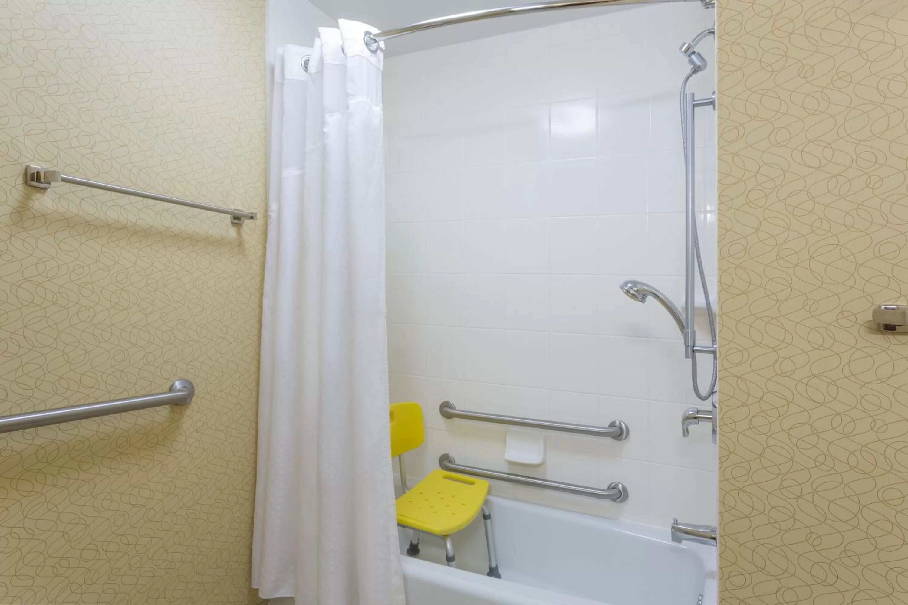 Queen Room - Disability Access in Holiday Inn Express Tower Center New Brunswick by IHG