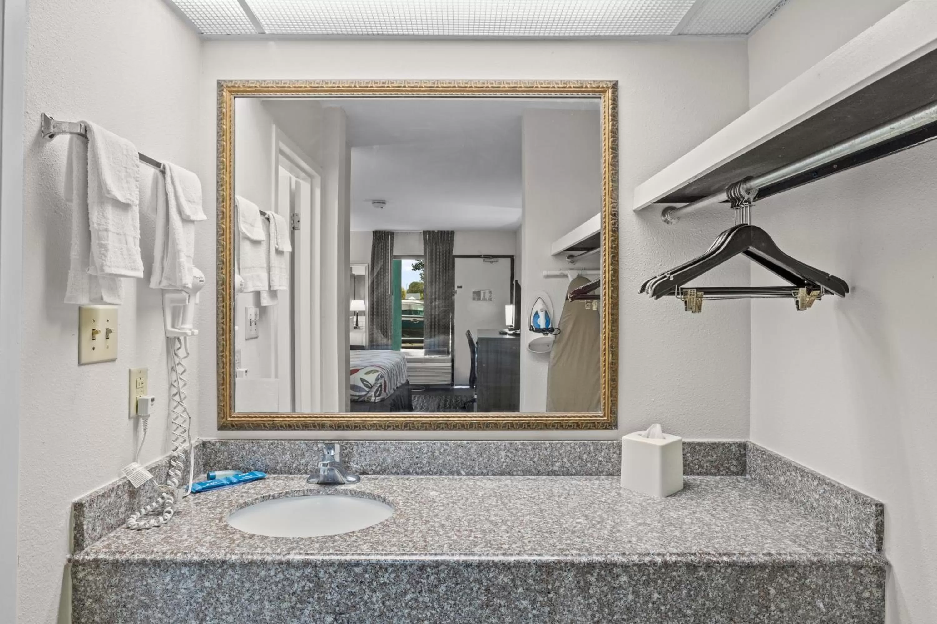 Deluxe Family Suite in Garnet Inn & Suites, Morehead City near Atlantic Beach