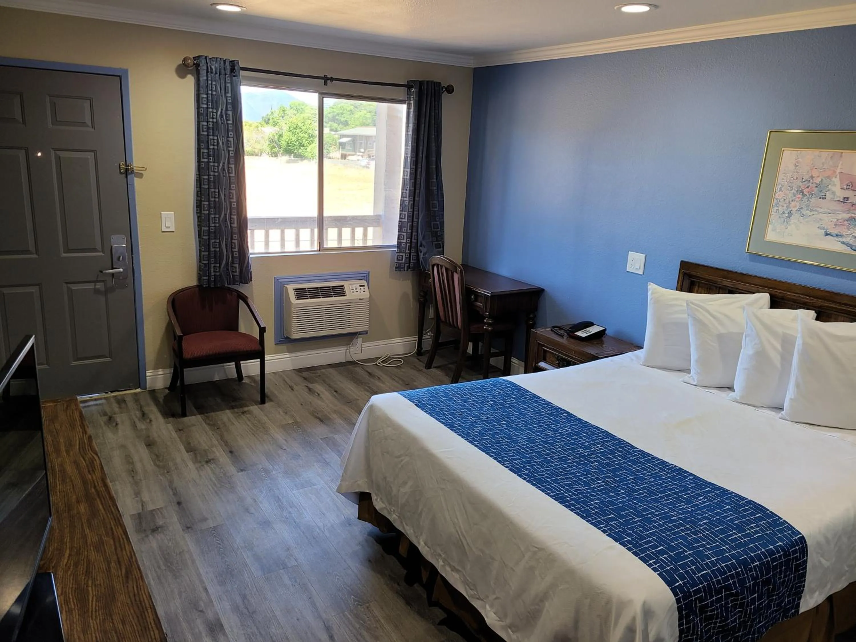 King Room - Non-Smoking in Travelodge by Wyndham Clearlake