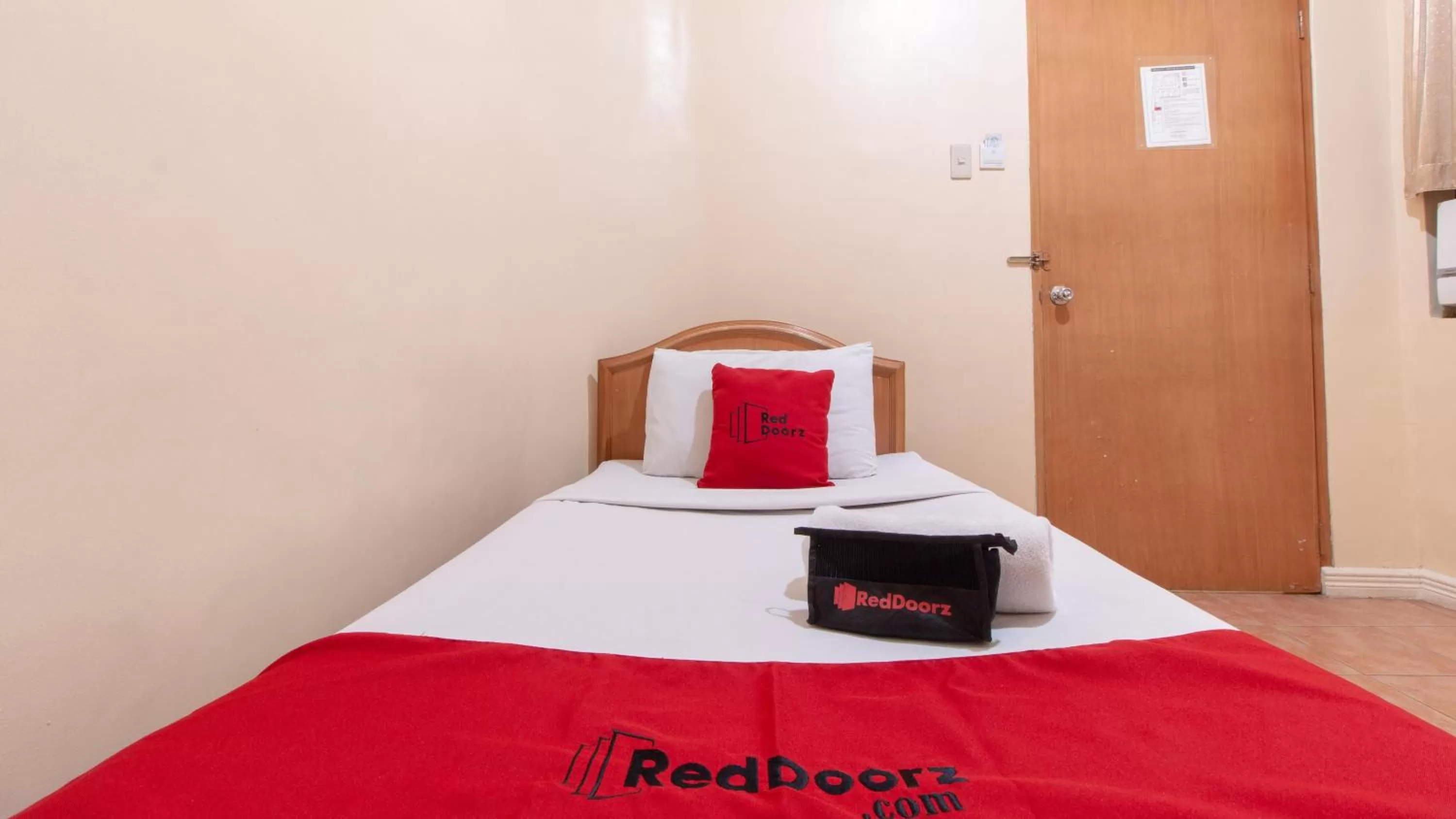 Single Room in RedDoorz @ Downtown Tacloban