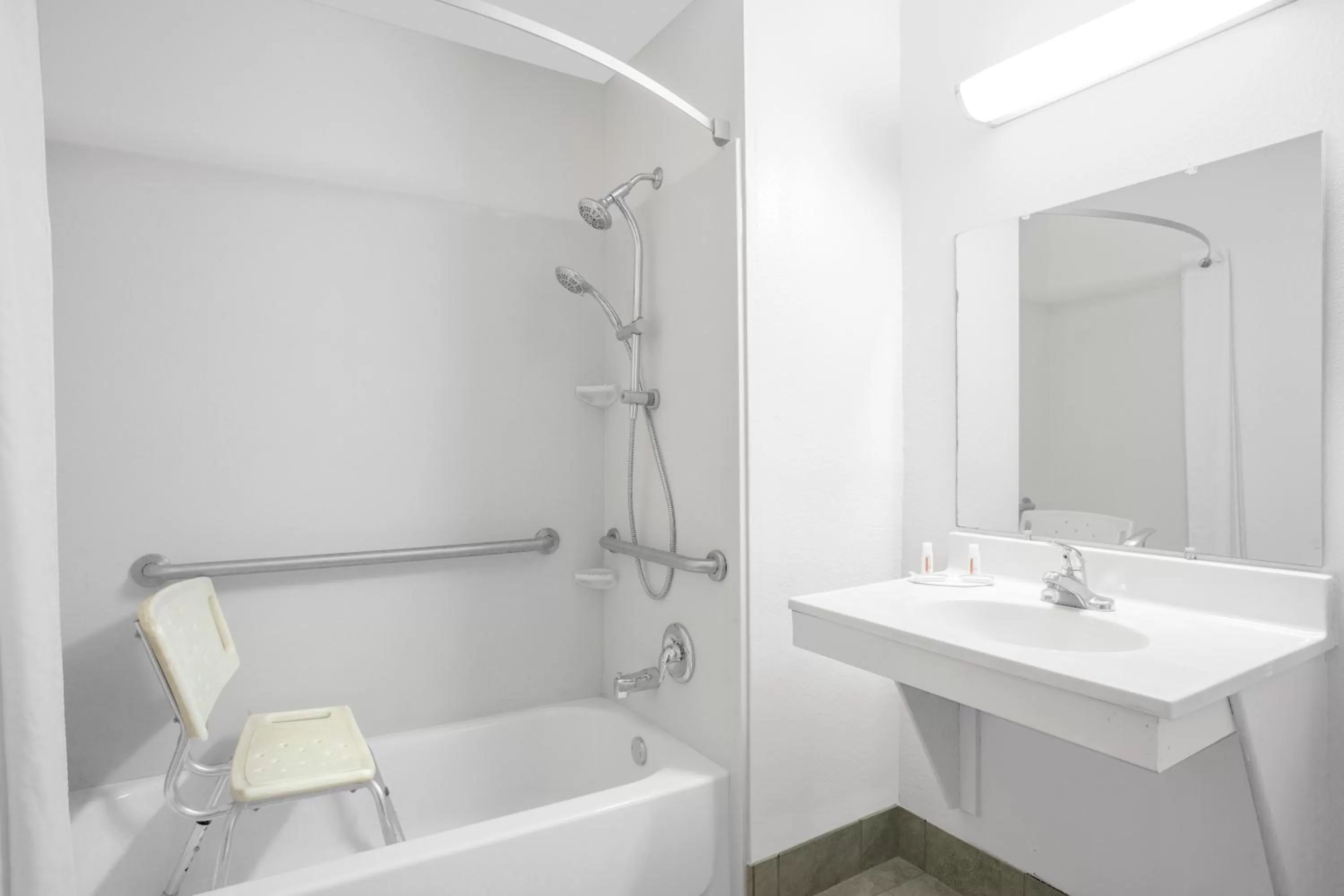 King Room - Mobility Access/Non-Smoking in Super 8 by Wyndham Abingdon VA