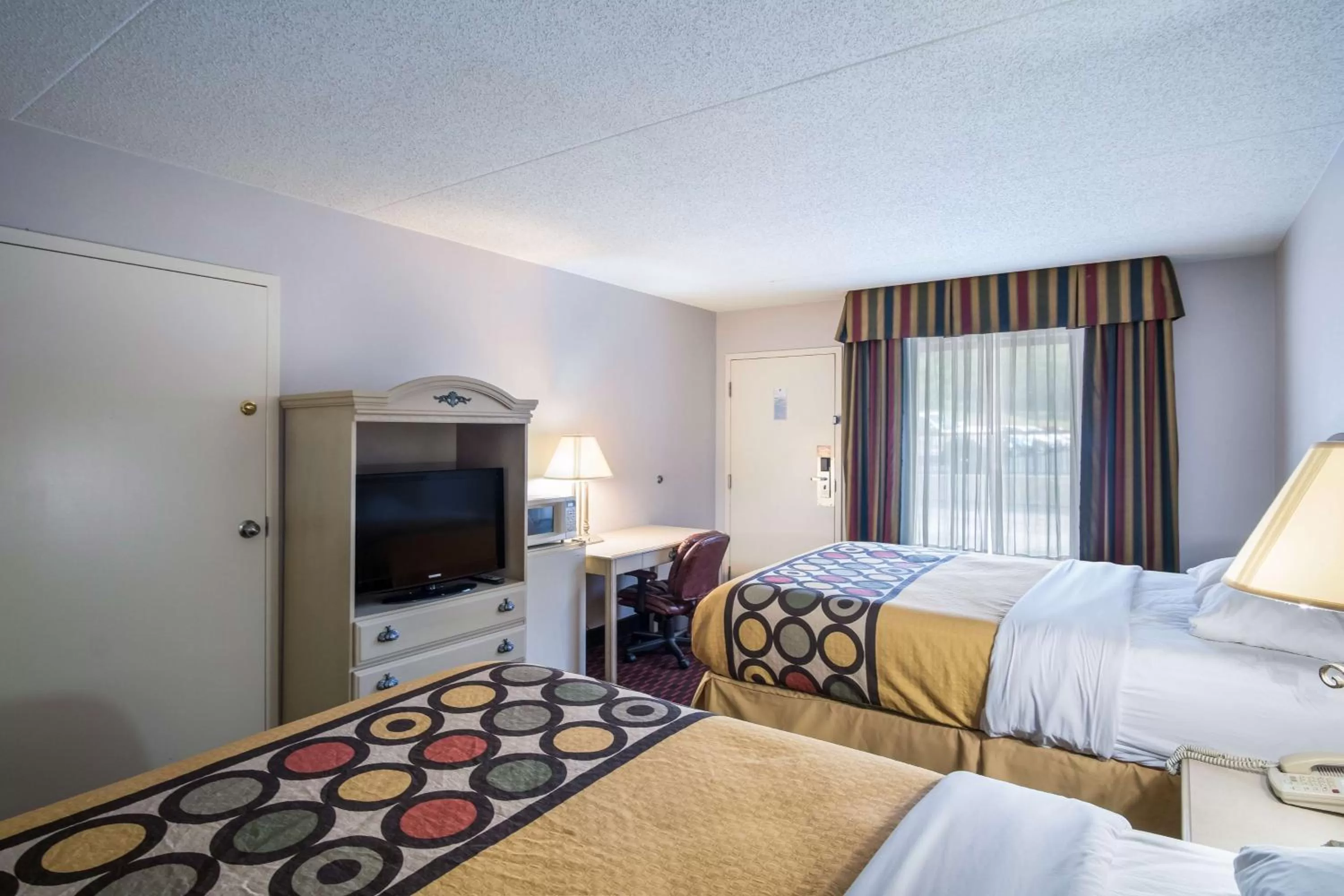 Deluxe Queen Room with Two Queen Beds - single occupancy - Non-Smoking in Motel 6-London, KY