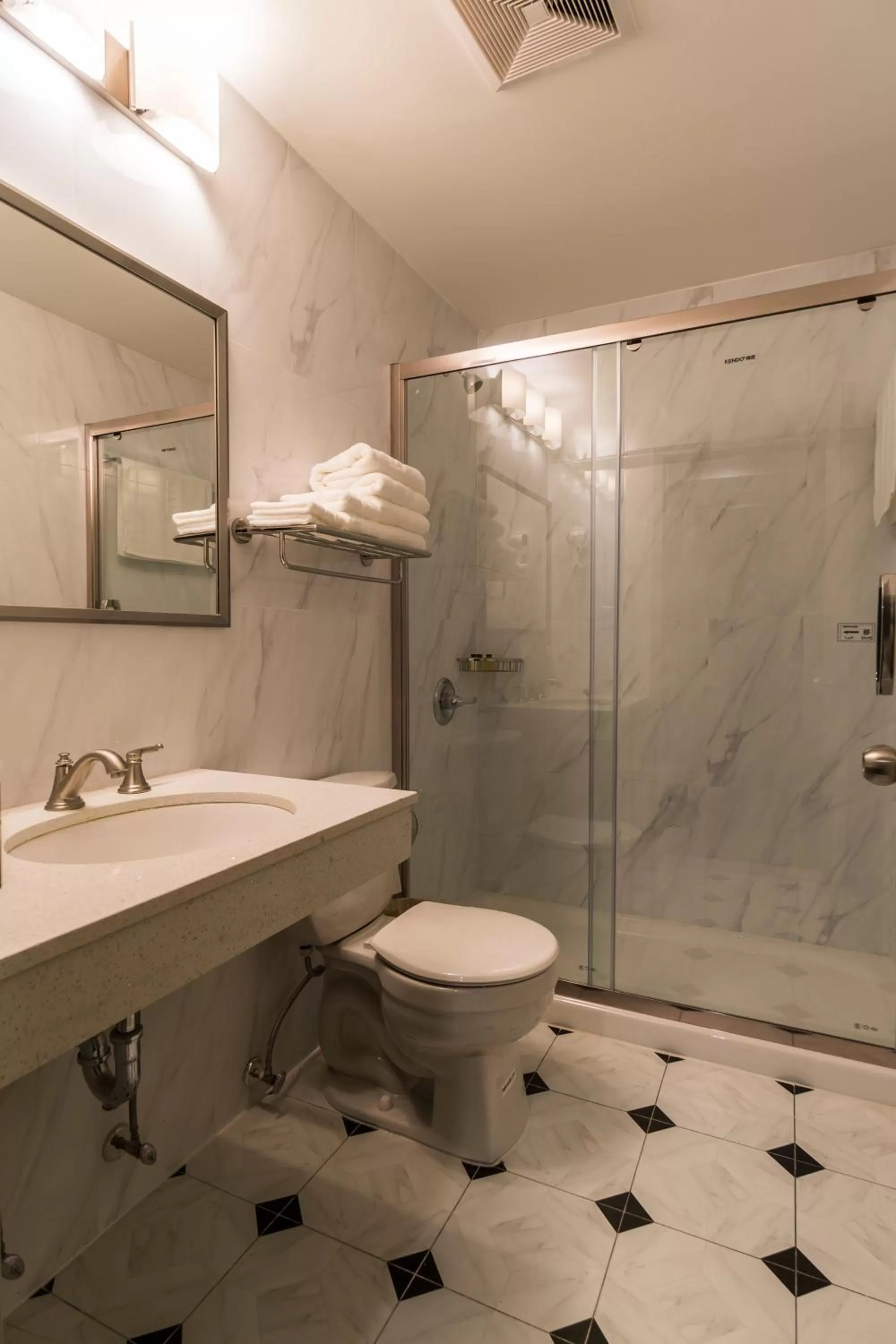 Deluxe Queen Suite in John Hotel