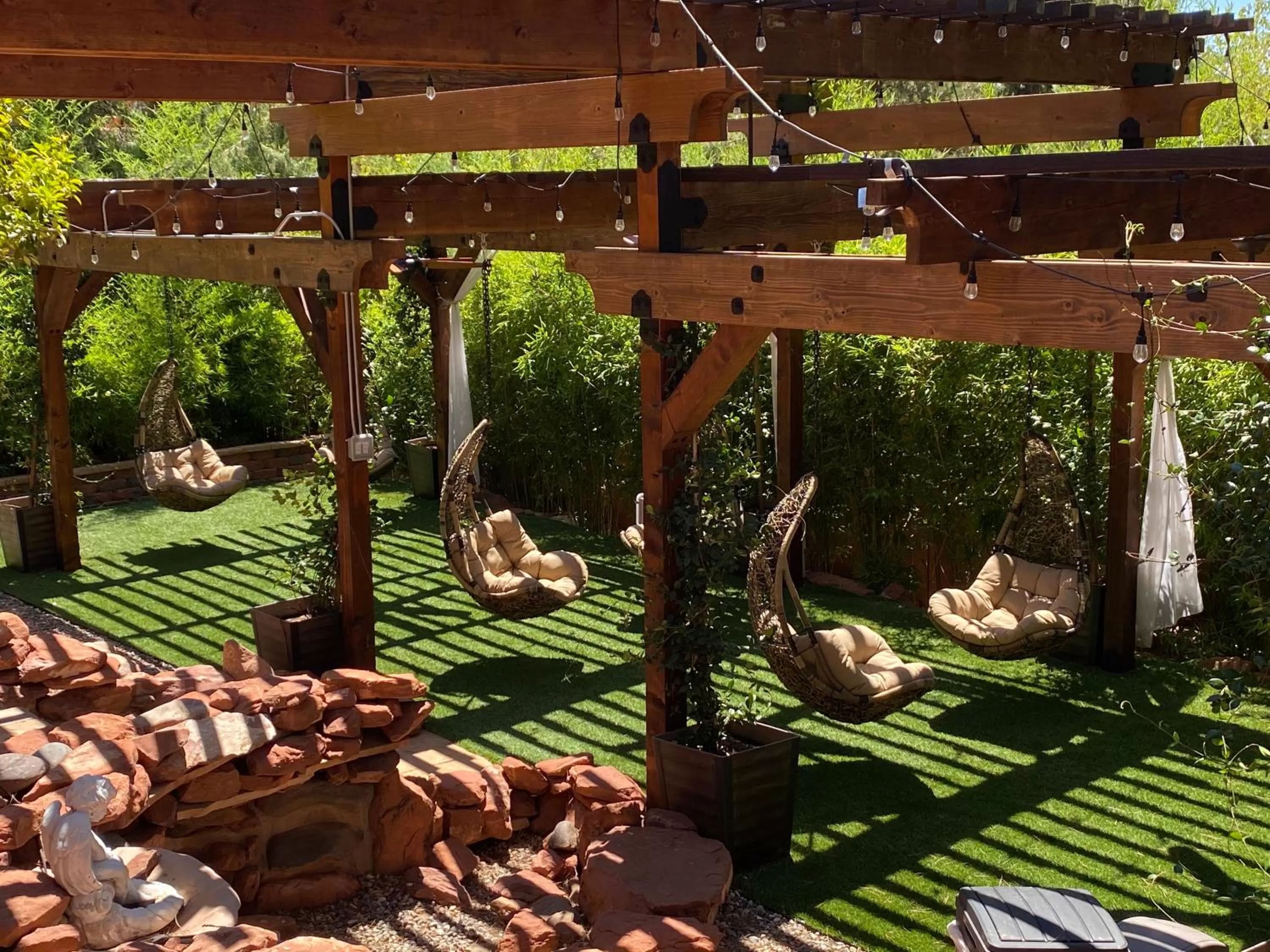 Garden in Lantern Light Inn - Romantic Getaway