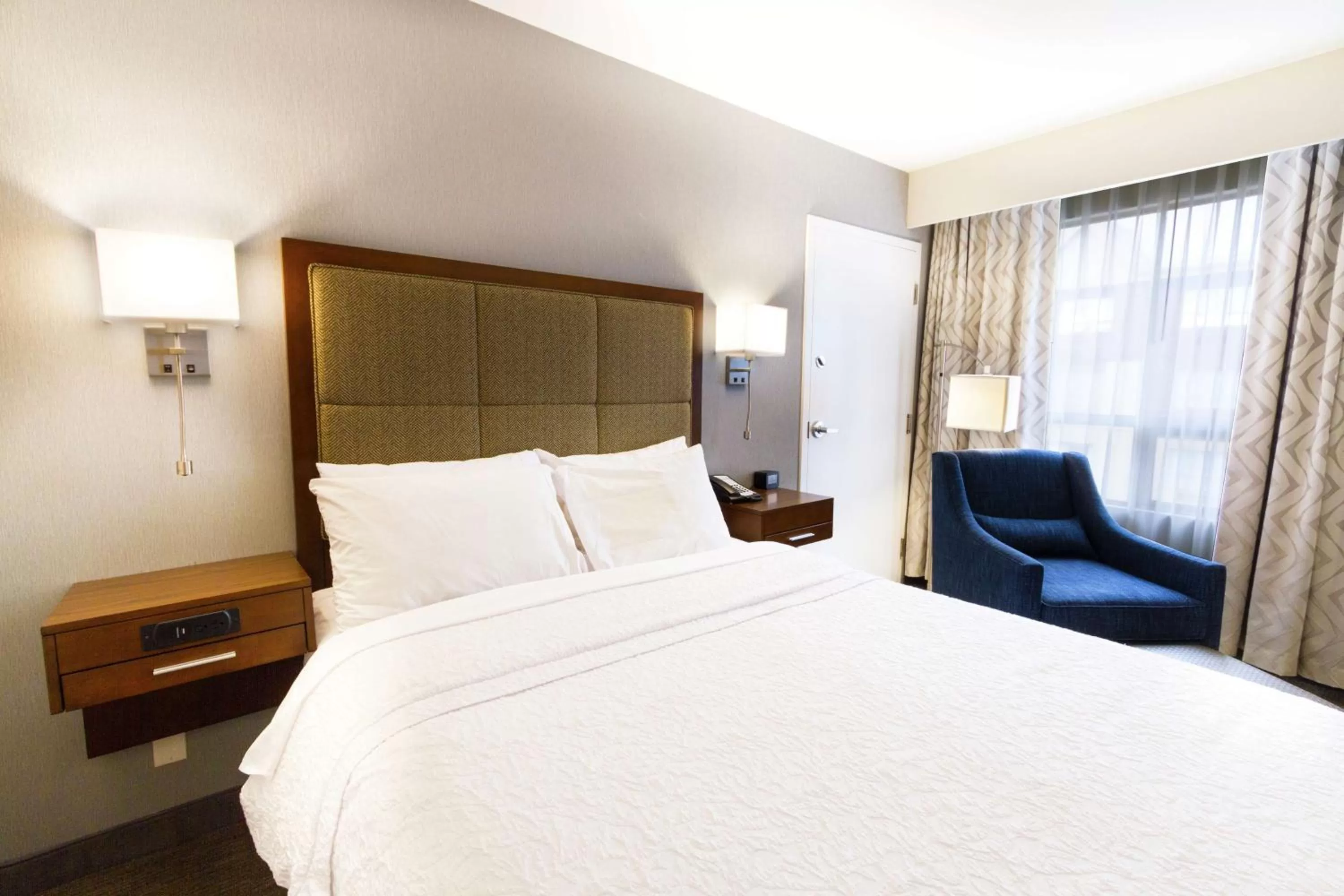 Queen Room - Disability Access/Non-Smoking in Hampton Inn - Vancouver Airport/Richmond