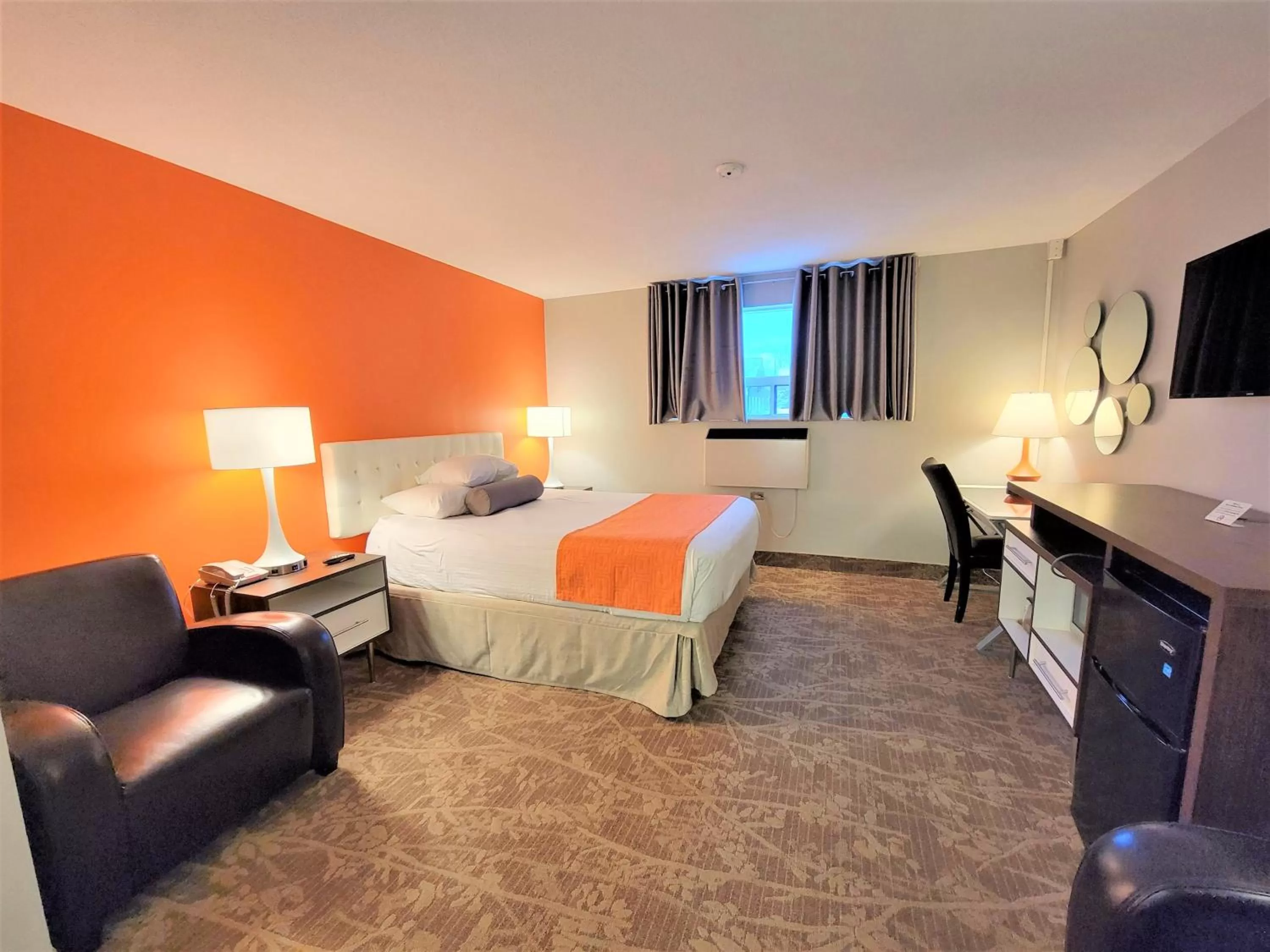 Queen Room - Non-Smoking in Howard Johnson by Wyndham Gravenhurst