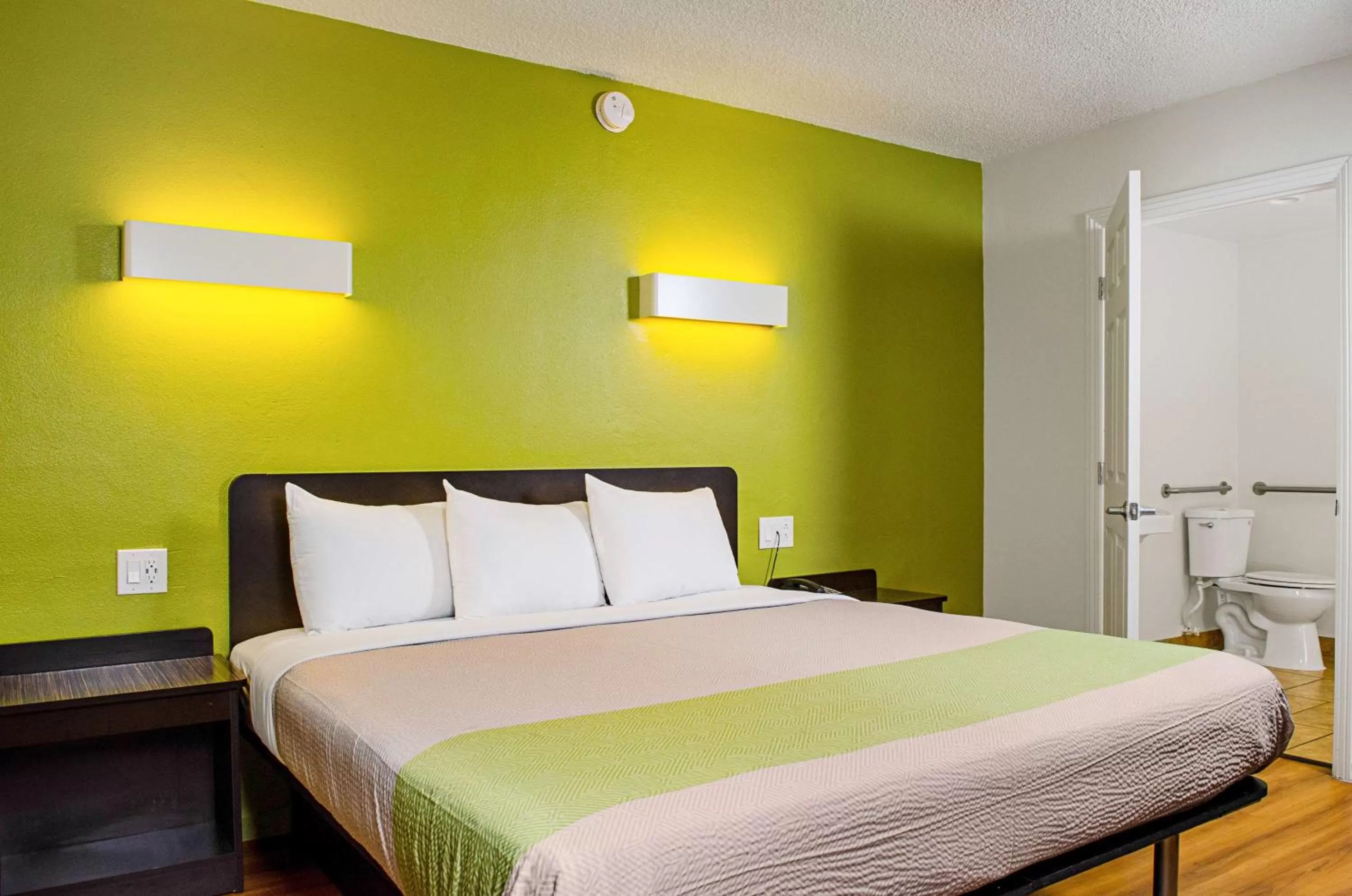 King Room - Disability Access - Non-Smoking in Motel 6-Modesto, CA - Downtown