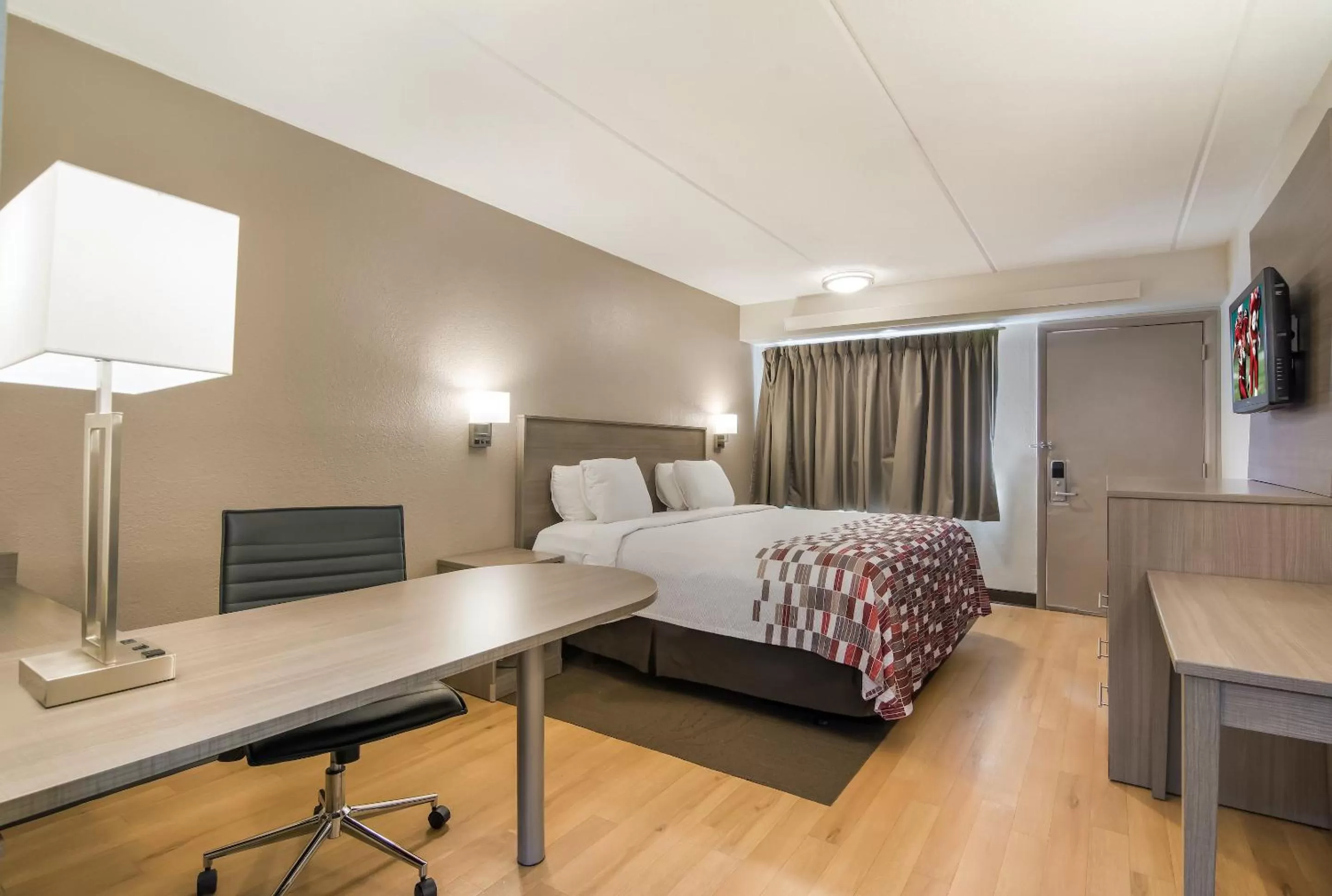 Superior King Room Smoke Free in Red Roof Inn Durham - Triangle Park